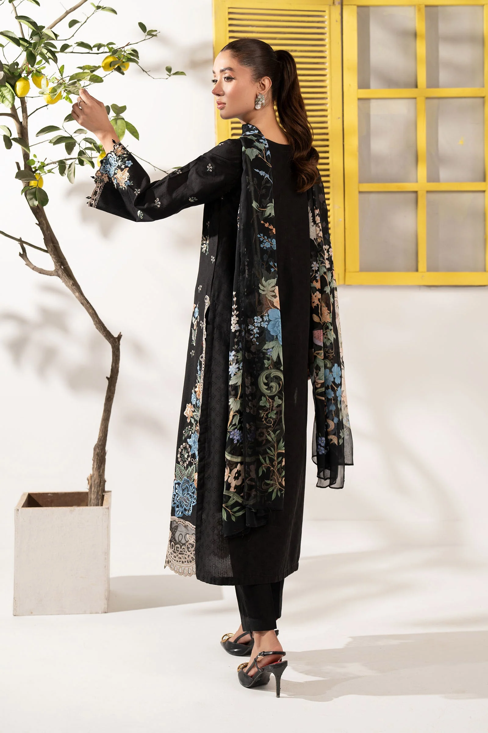 3 Piece Embroidered Dobby Lawn Suit - Image 10