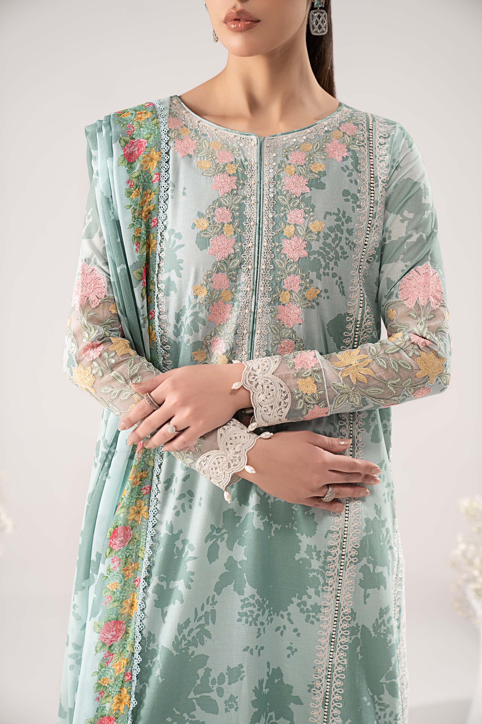 3 Piece Embroidered Lawn Suit - Image 4