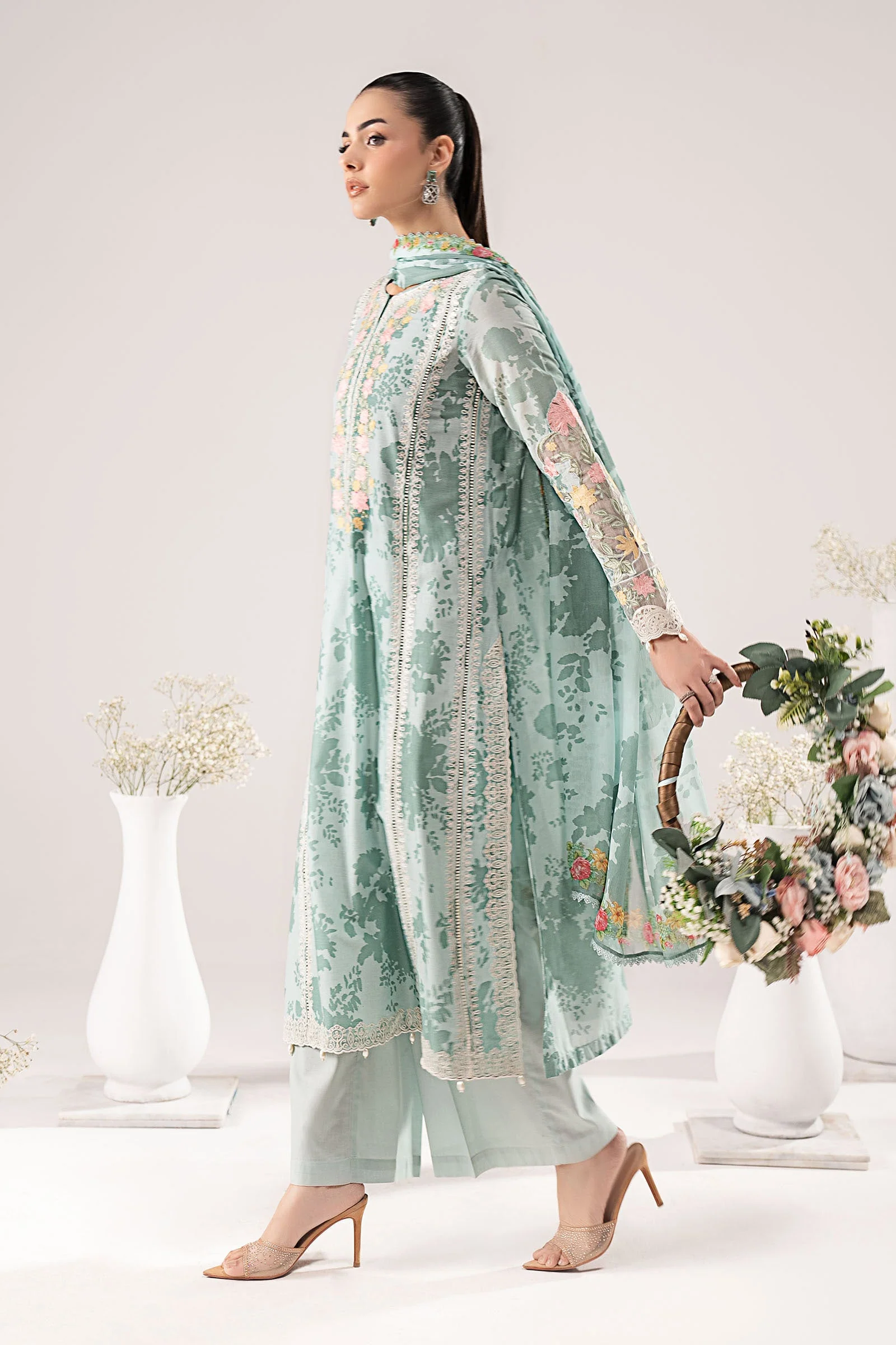 3 Piece Embroidered Lawn Suit - Image 8