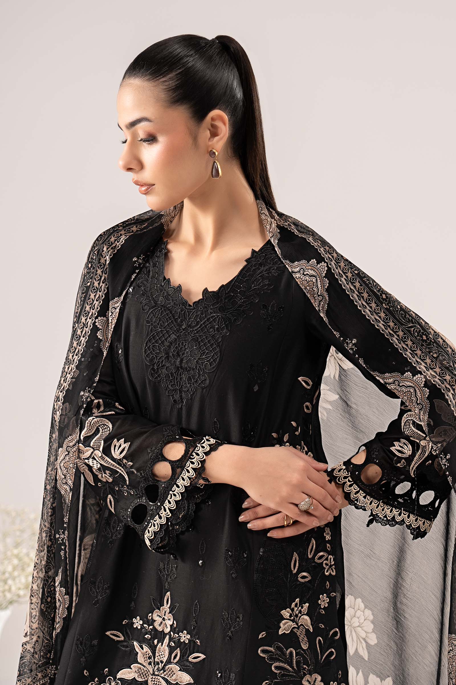 3 Piece Embroidered Lawn Suit - Image 3