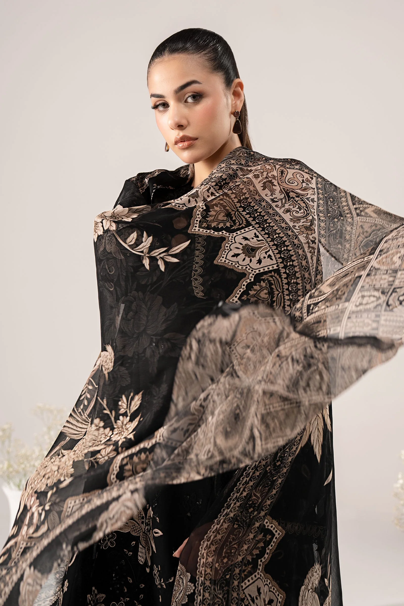 3 Piece Embroidered Lawn Suit - Image 4
