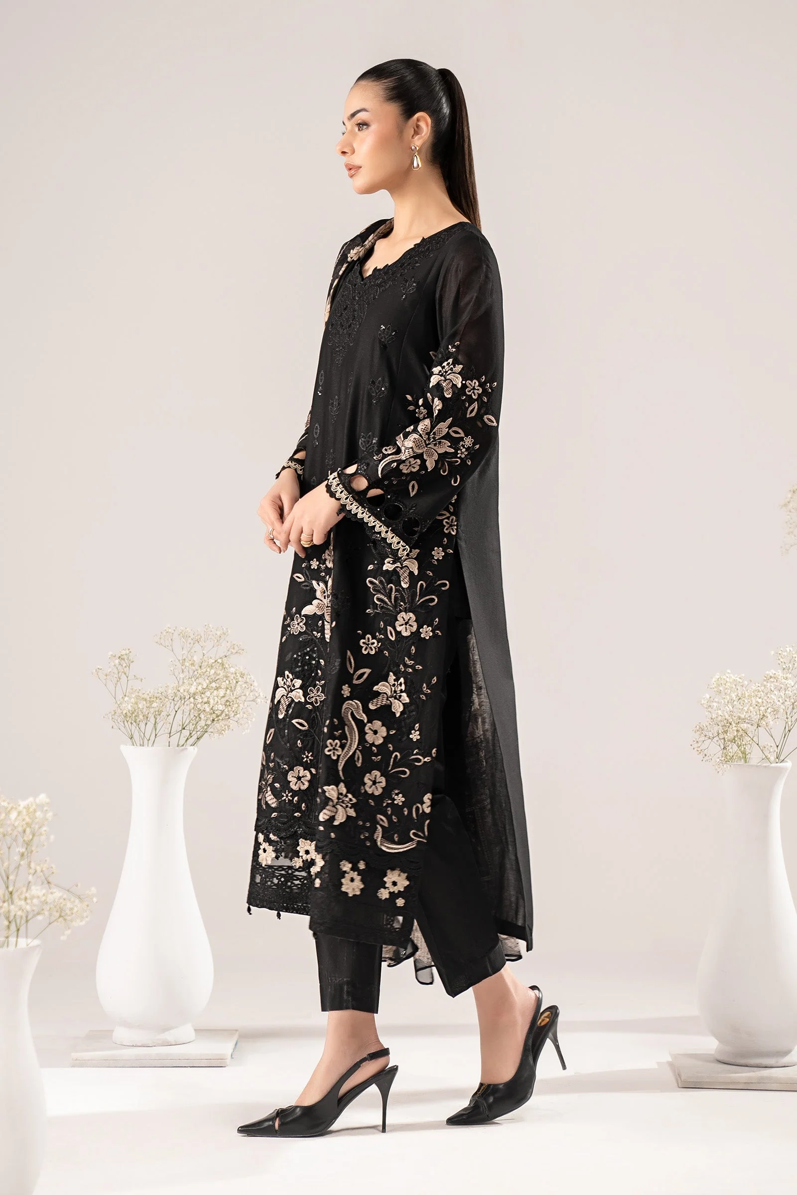 3 Piece Embroidered Lawn Suit - Image 6