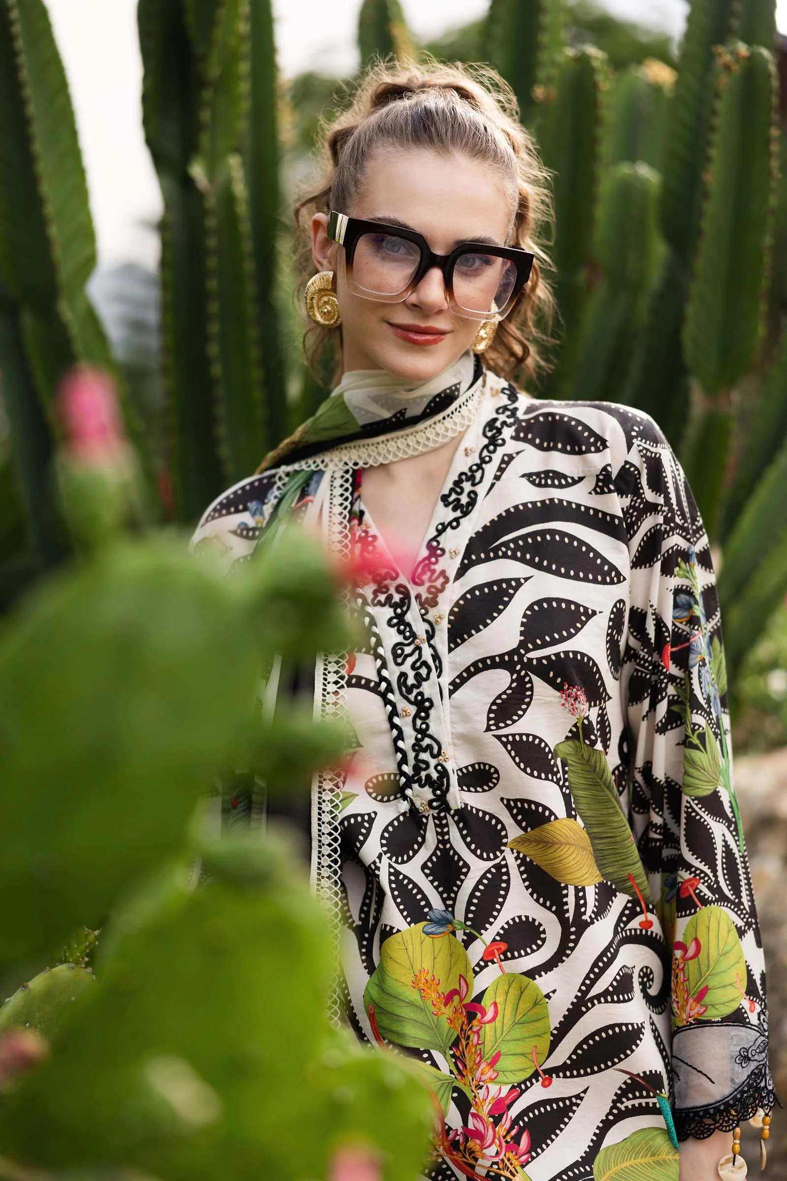 3 Piece Embroidered Lawn Suit - Image 3