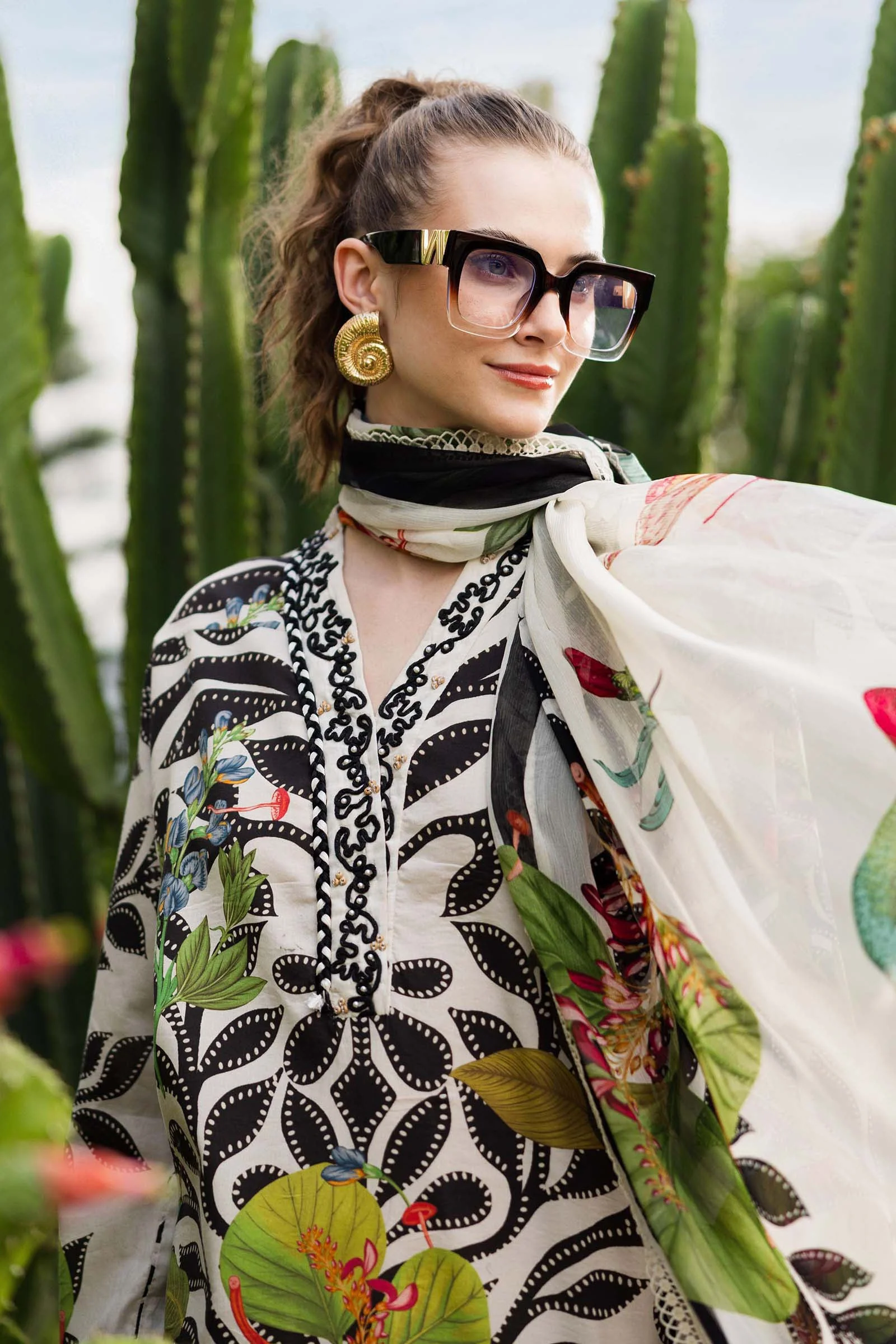 3 Piece Embroidered Lawn Suit - Image 4