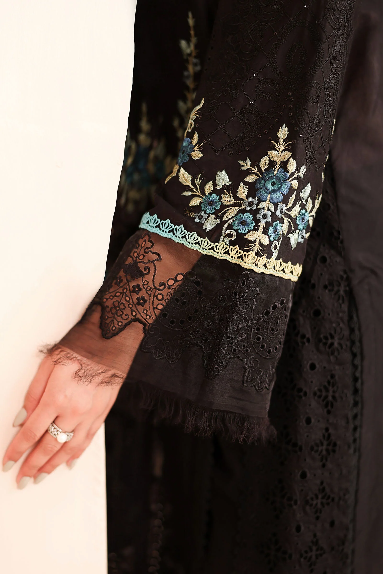 3 Piece Embroidered Lawn Suit - Image 4