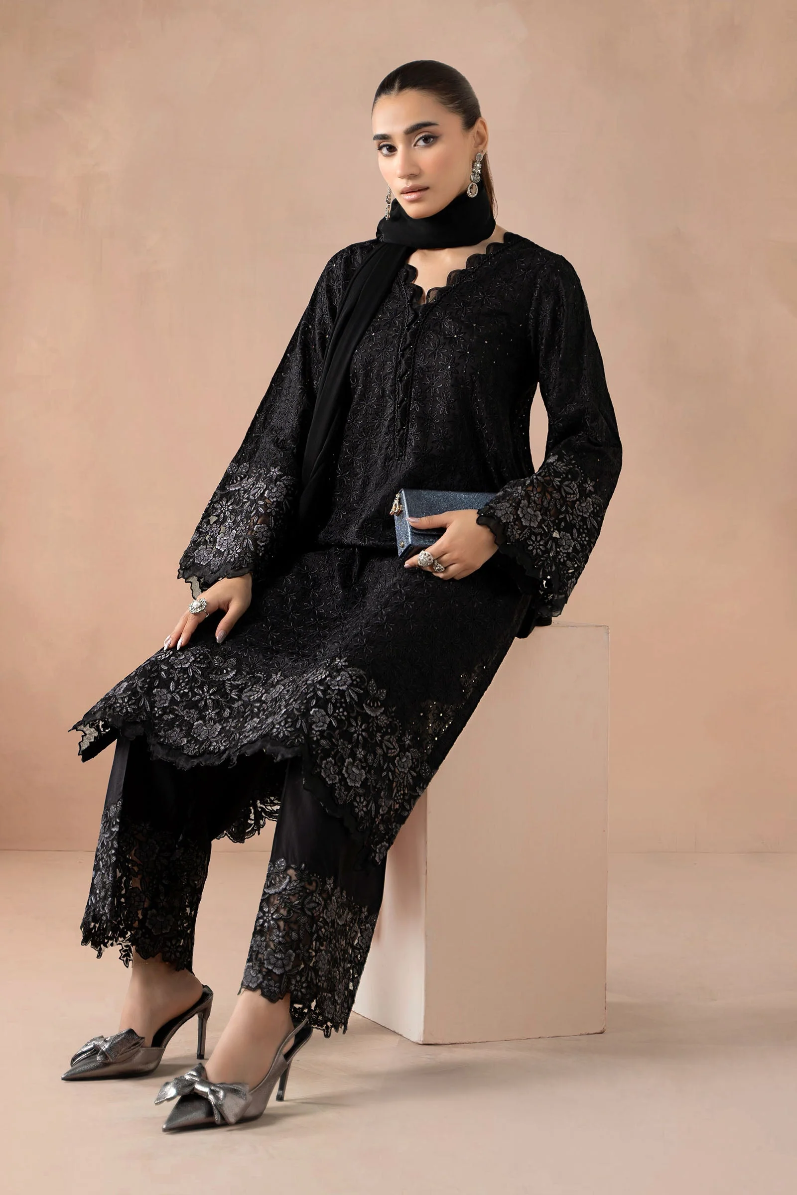 3 Piece Embroidered Lawn Suit - Image 4