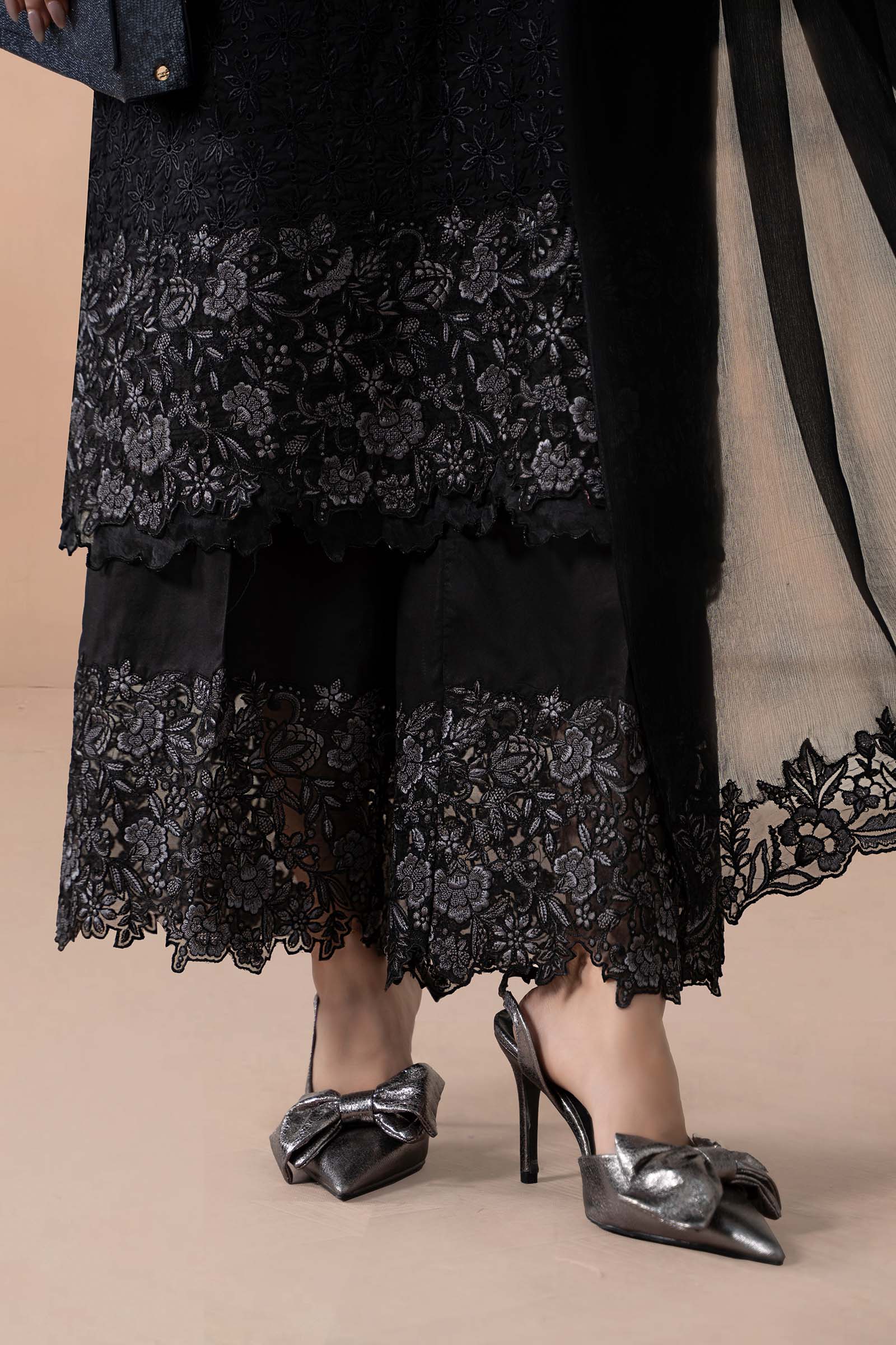 3 Piece Embroidered Lawn Suit - Image 7