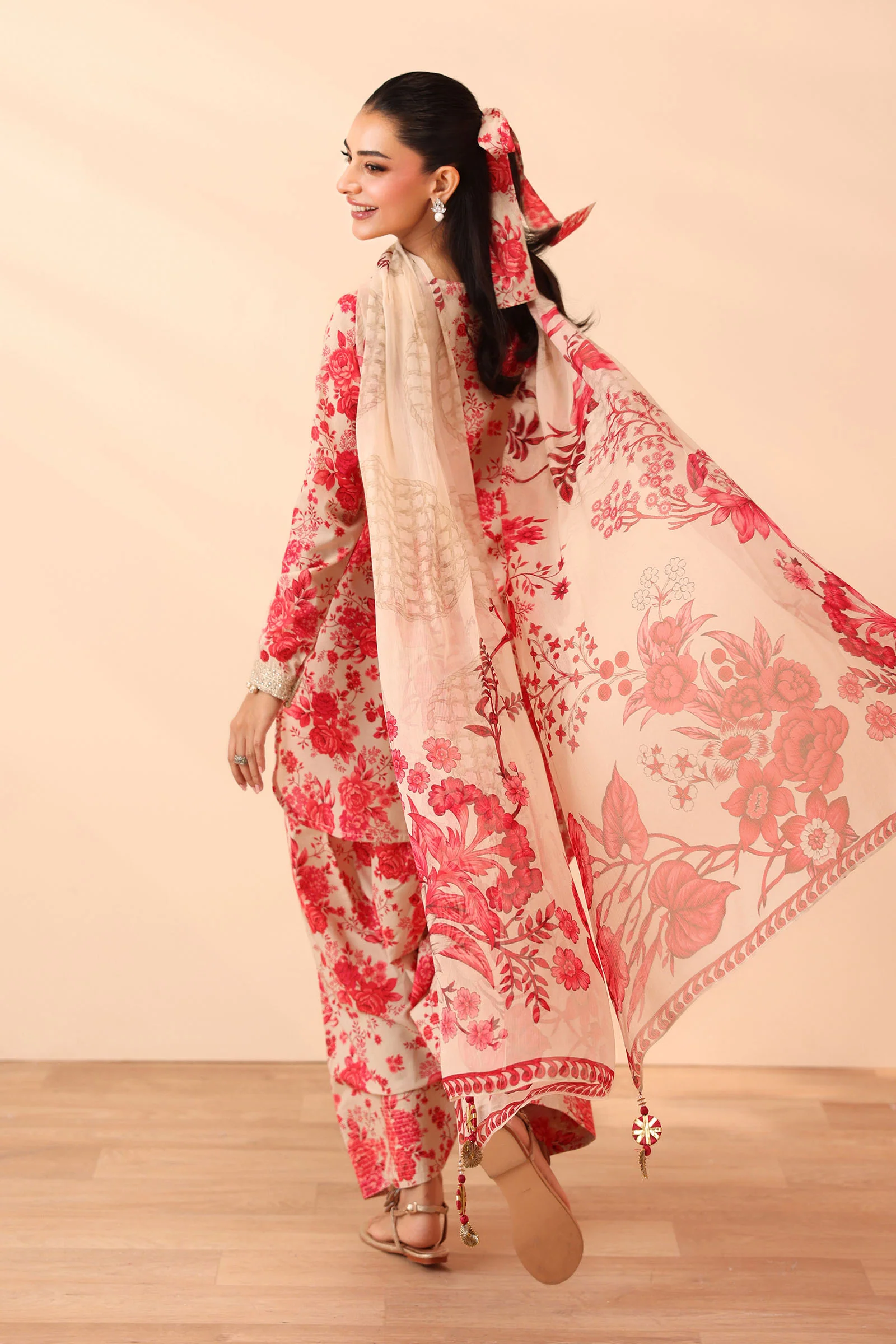 3 Piece Embroidered Lawn Suit - Image 5
