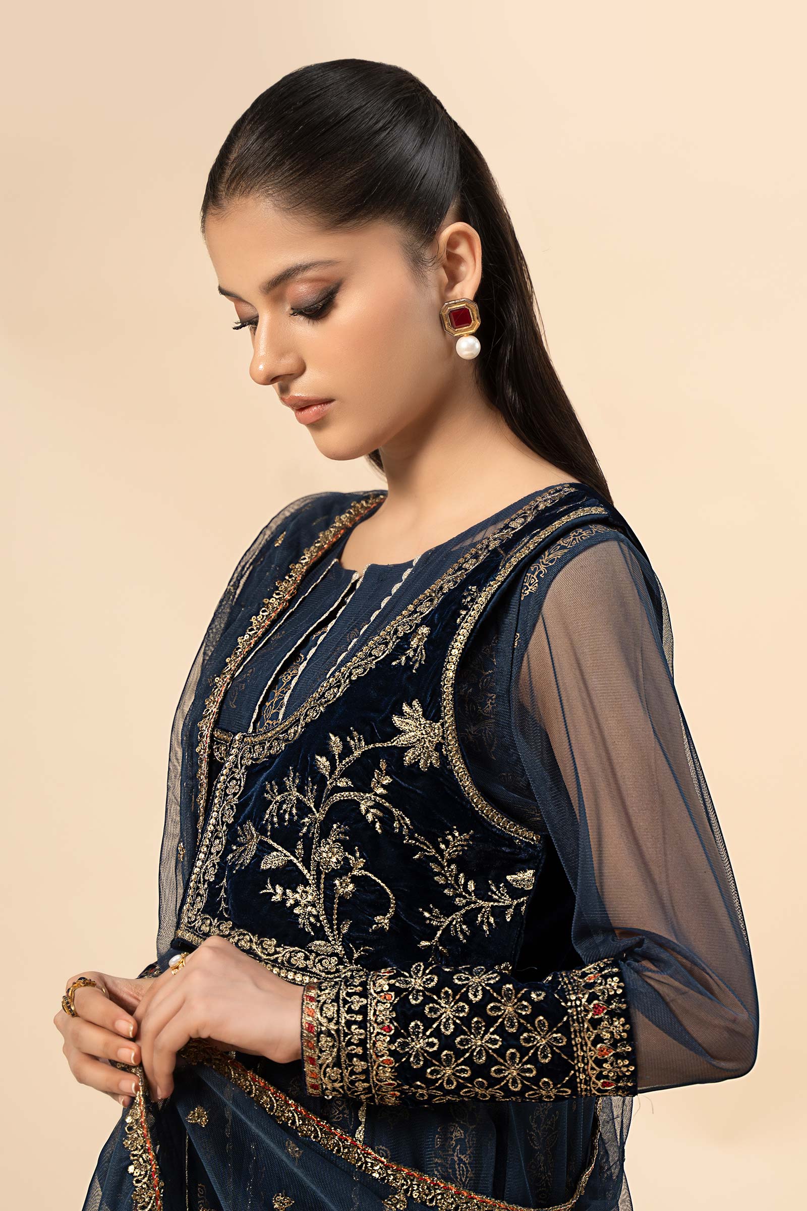 3 Piece Embroidered Khaddar Suit - Image 3