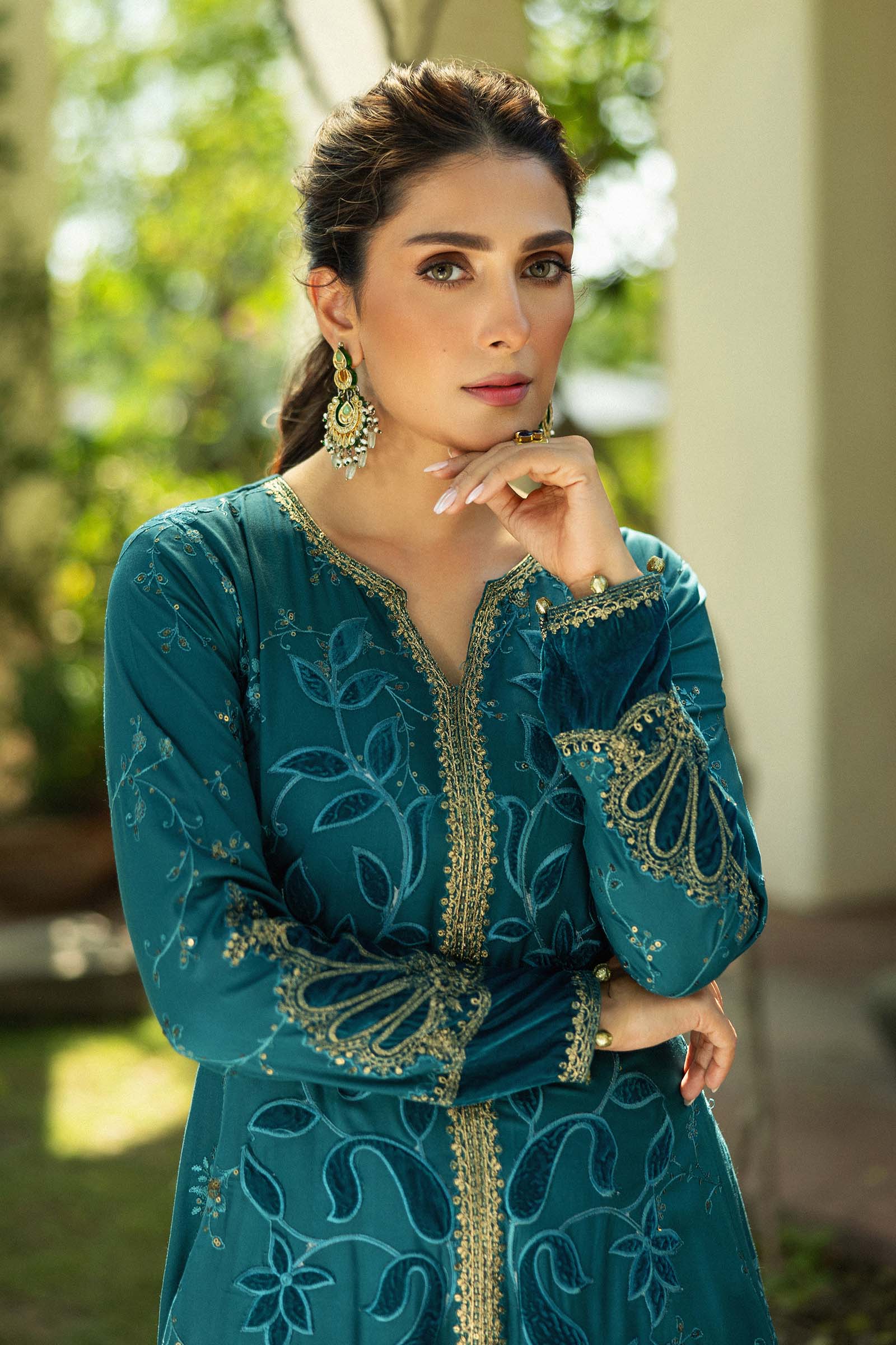 3 Piece Embroidered Plush Suit - Image 2