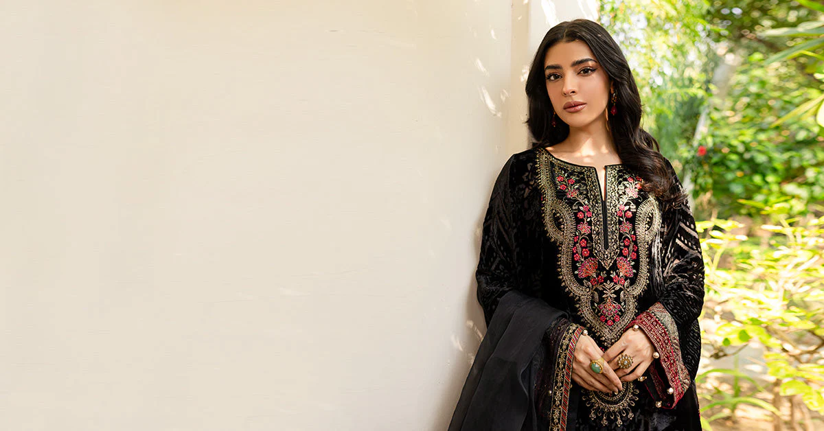 3 Piece Embroidered Plush Suit - Image 8