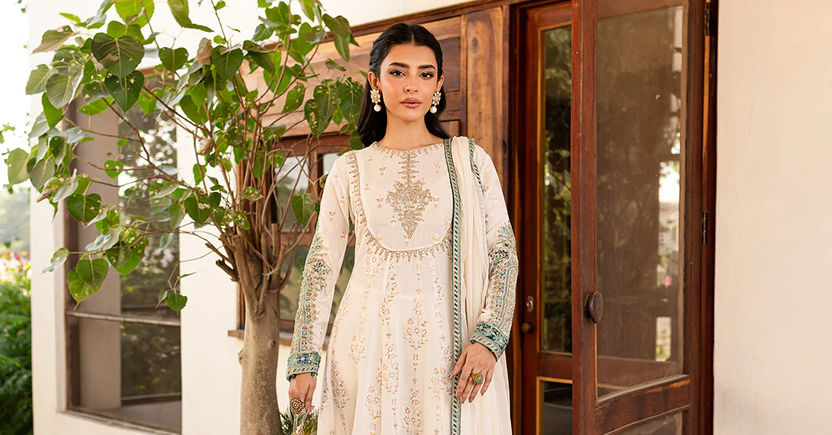 3 Piece Embroidered Jacquard Suit - Image 10