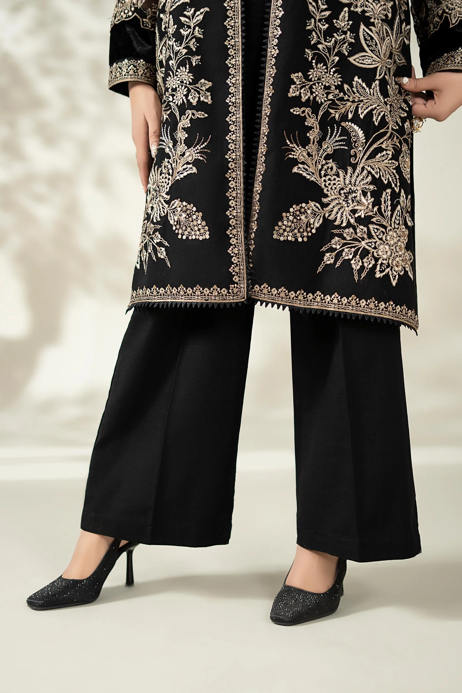 3 Piece Embroidered Khaddar Suit - Image 7