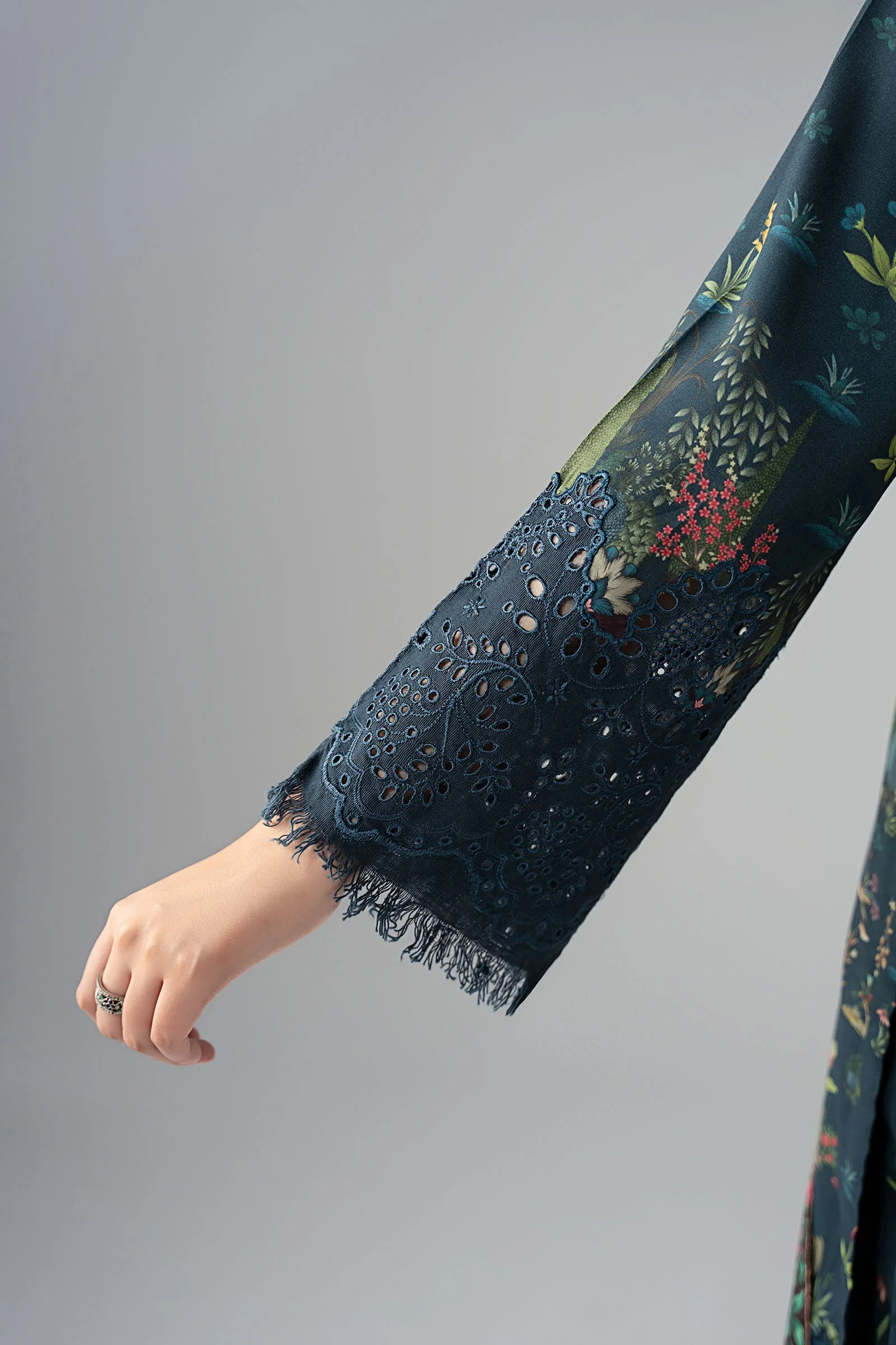 3 Piece Embroidered Linen Suit - Image 5