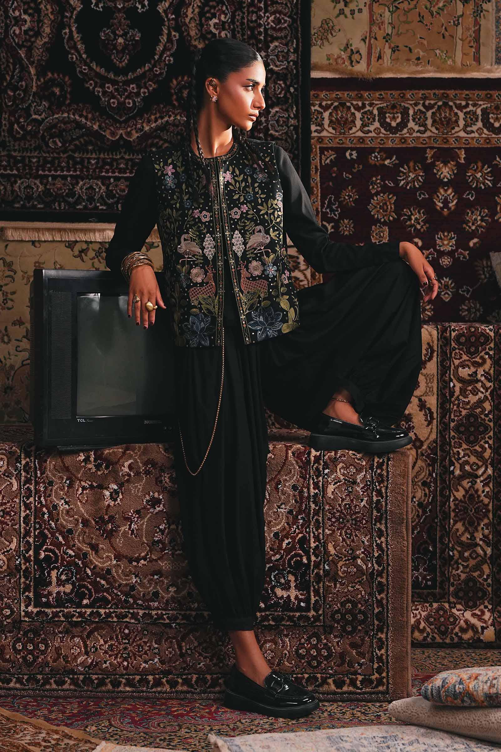 3 Piece Embroidered Khaddar Suit - Image 5