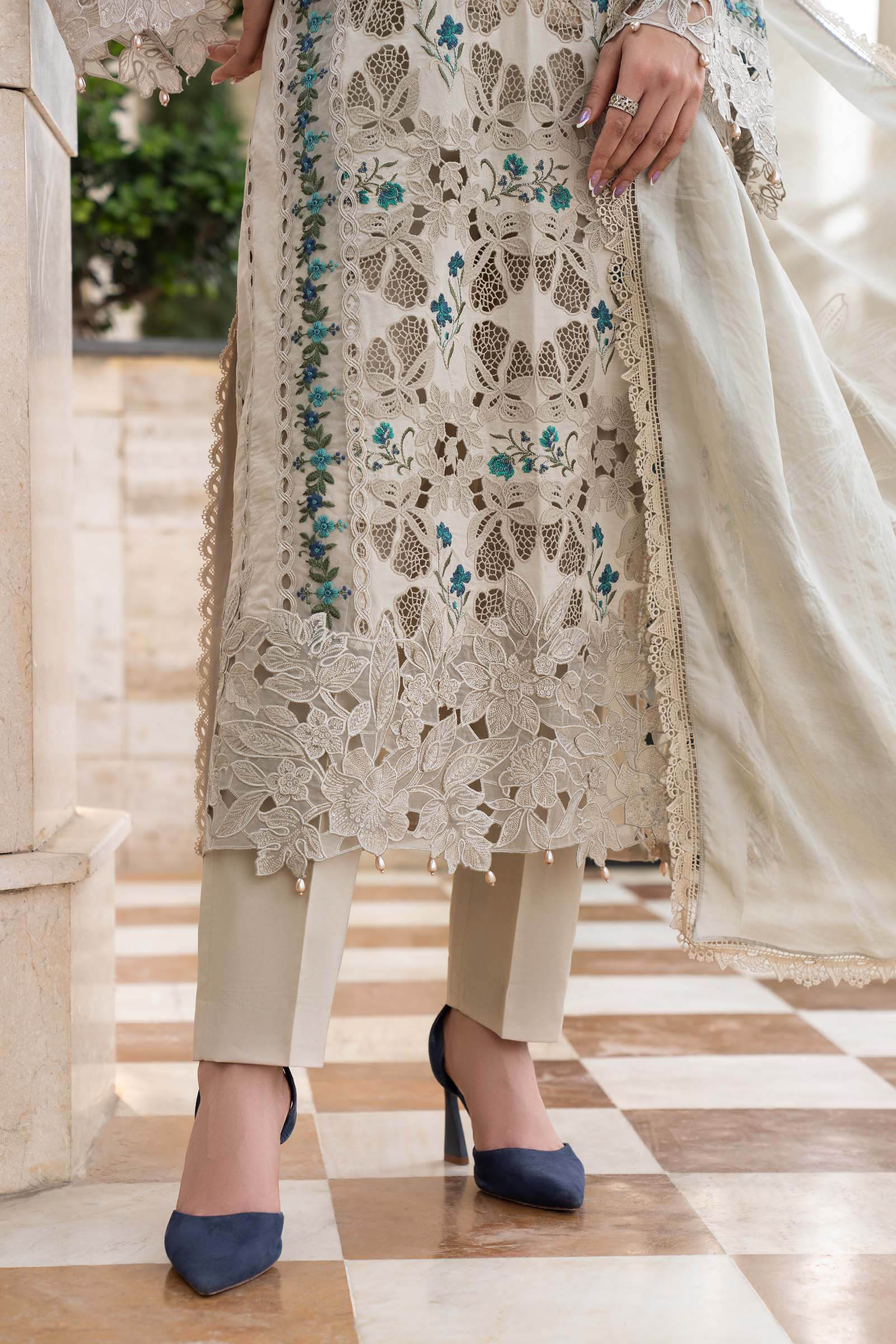 3 Piece Embroidered Lawn Suit - Image 8