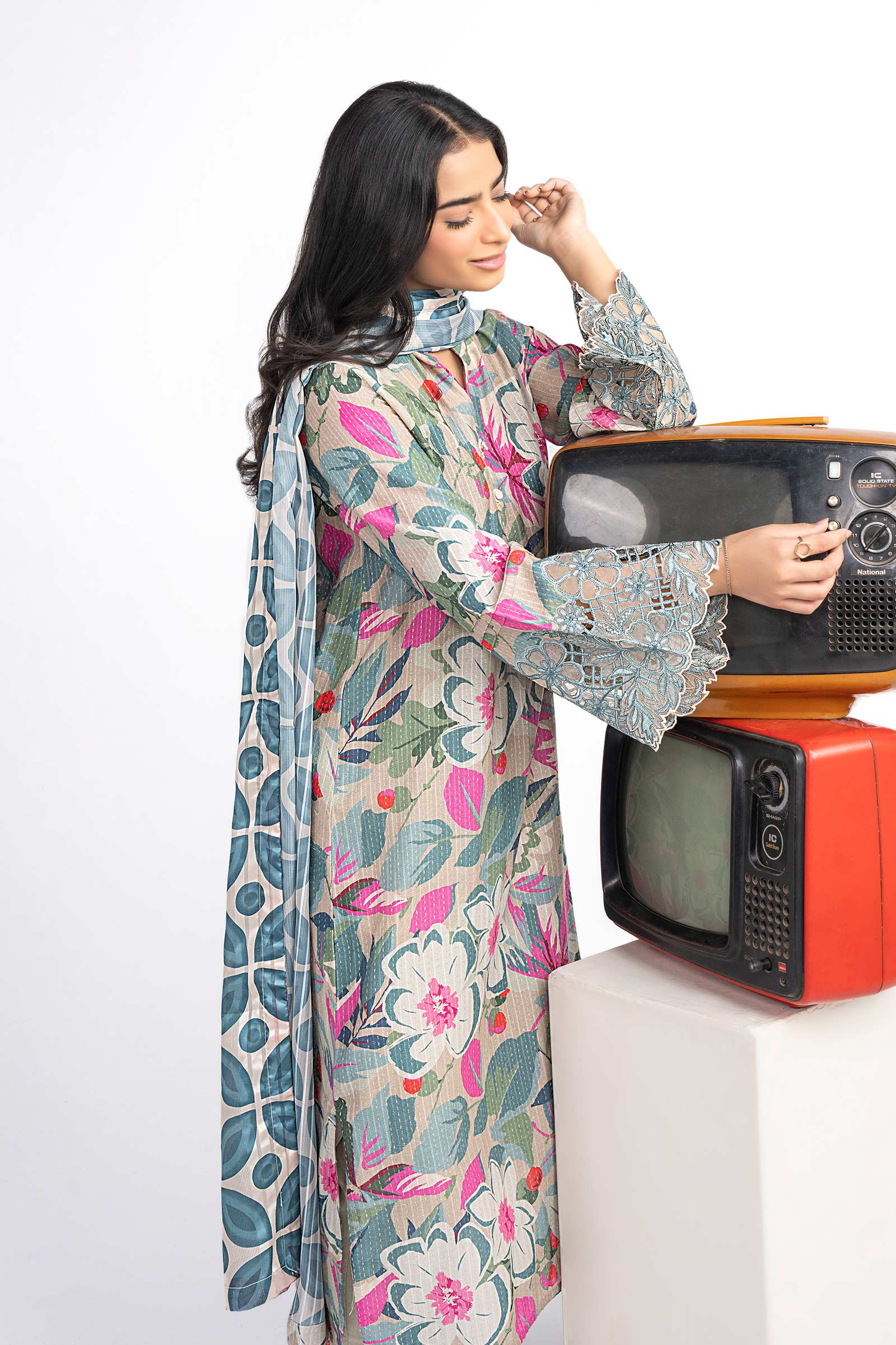 2 Pc Embroidered Lurex Cotton Suit - Image 4