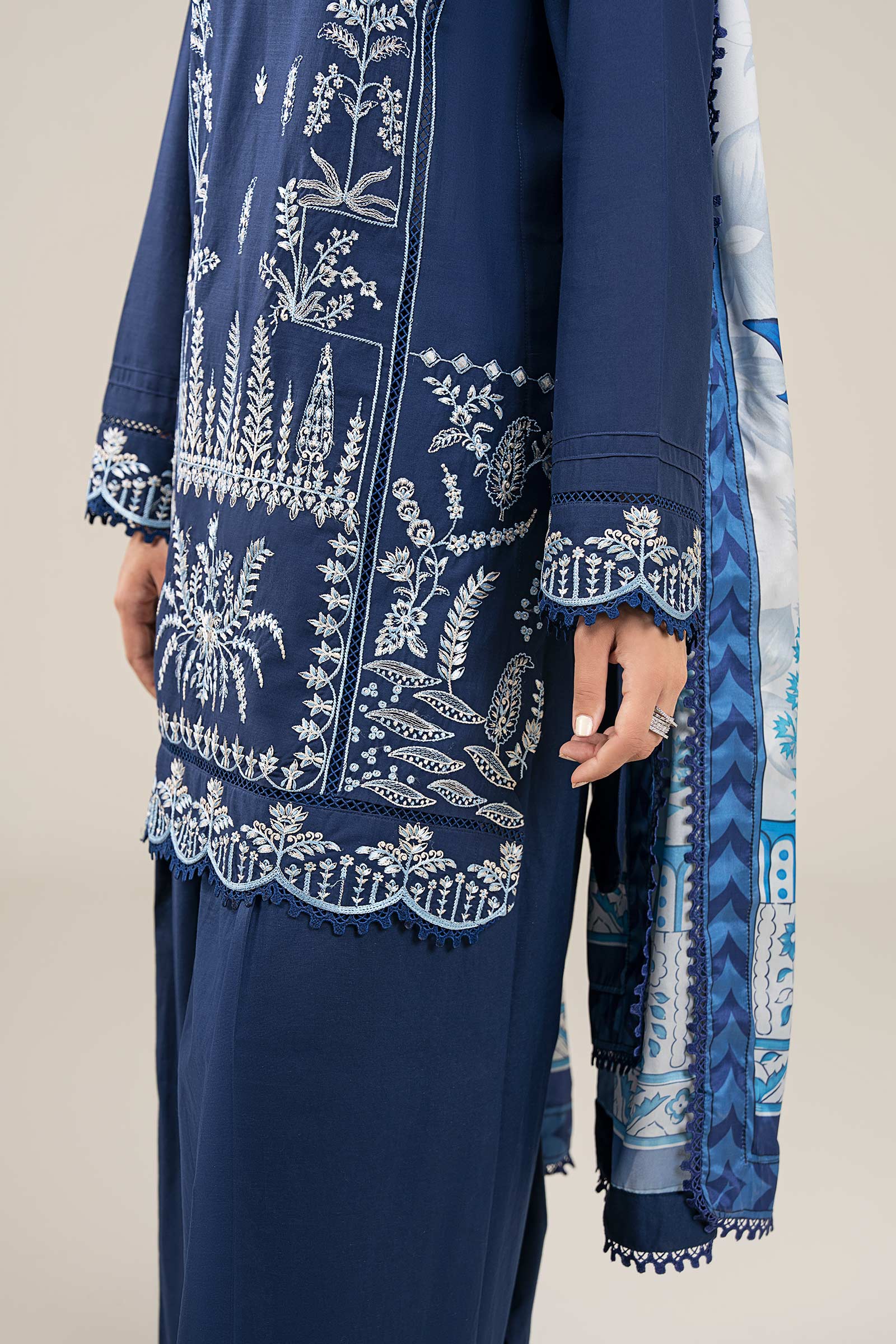 3 Pc Embroidered Crosshatch Lawn Suit - Image 4