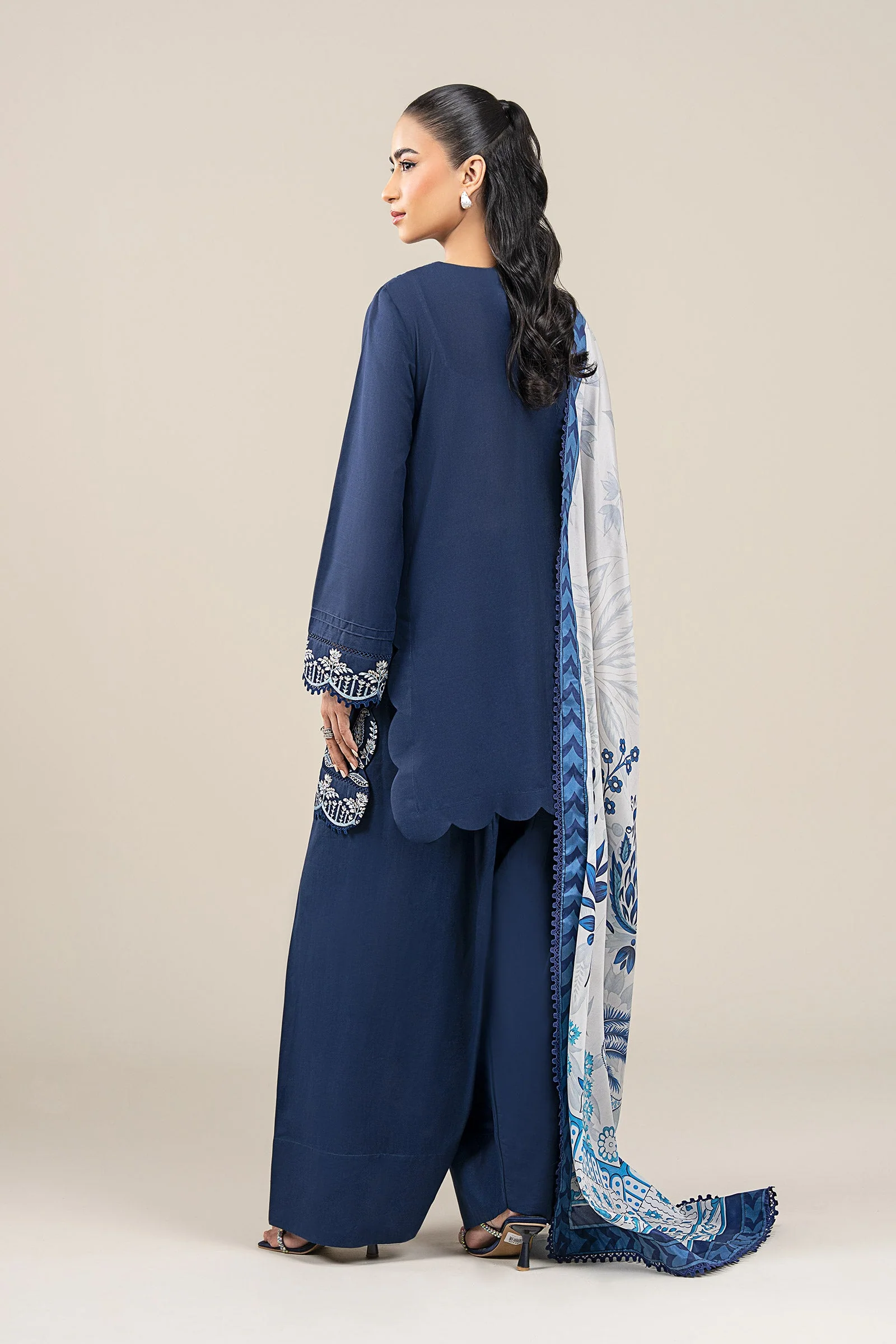 3 Pc Embroidered Crosshatch Lawn Suit - Image 6