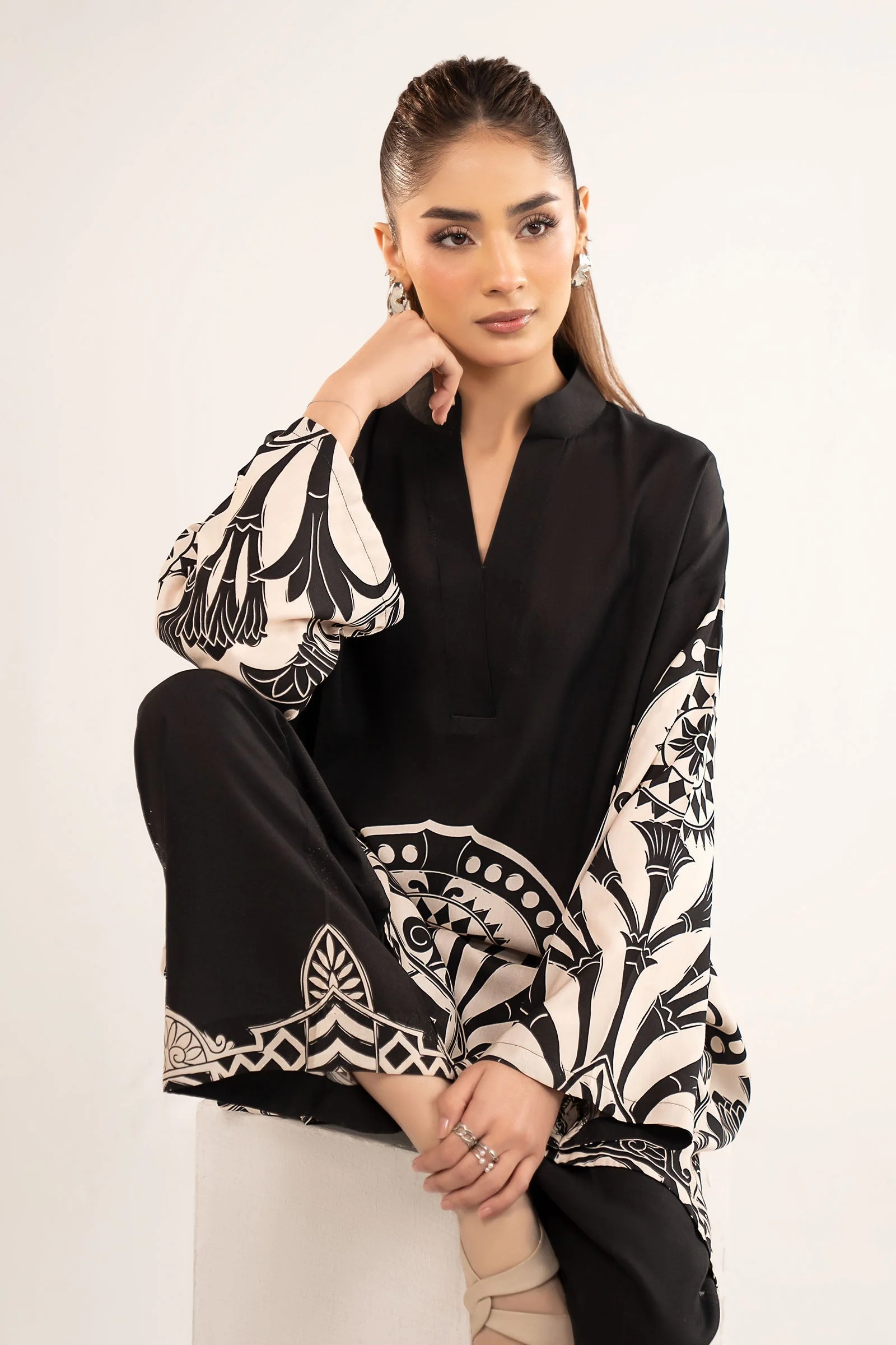 2 Pc Printed Arabic Lawn Suit - Image 3