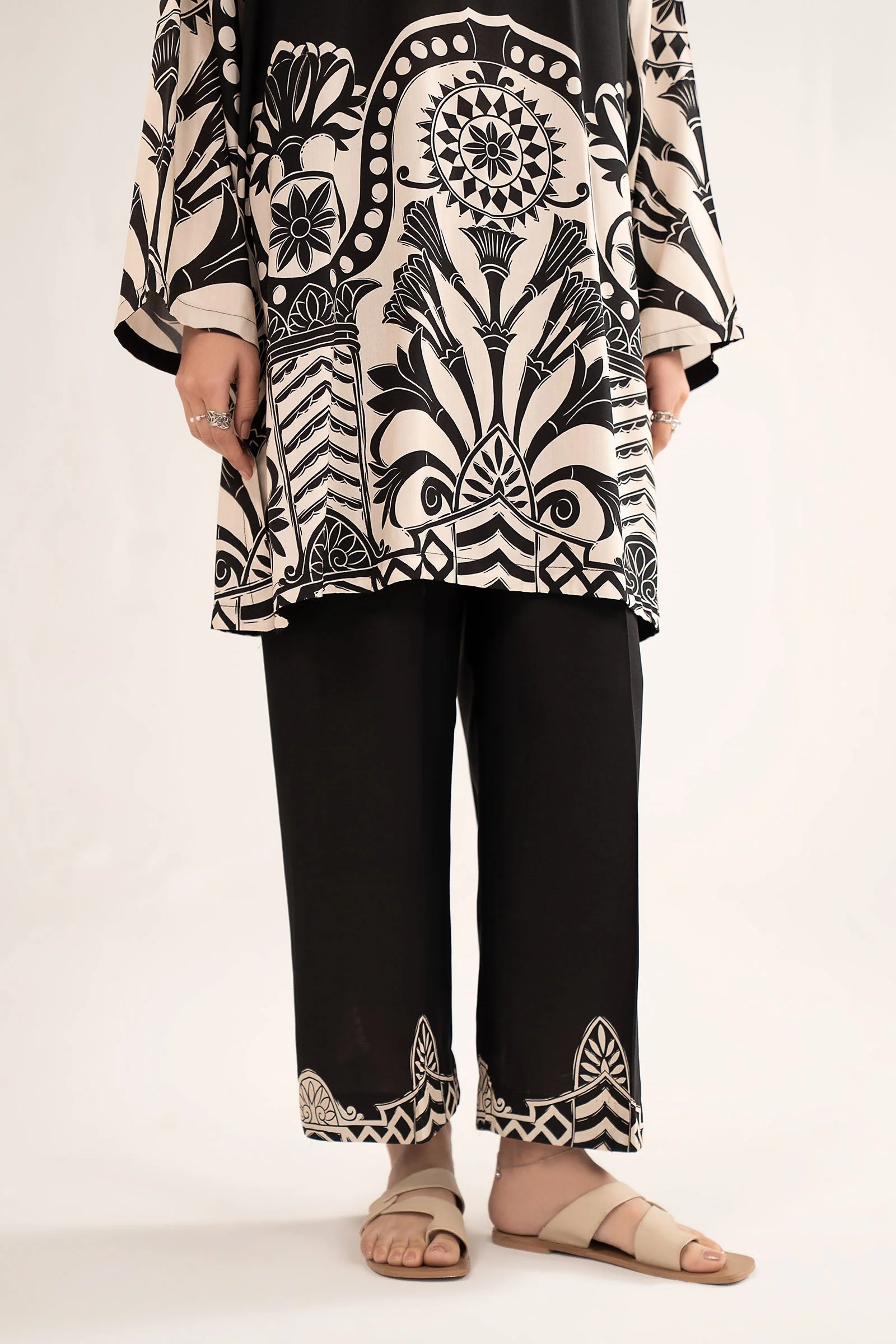 2 Pc Printed Arabic Lawn Suit - Image 5