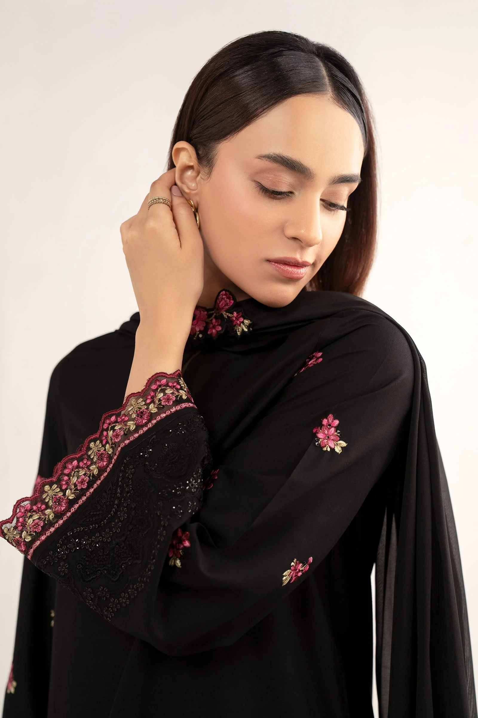 3 Pc Embroidered Arabic Lawn Suit - Image 4