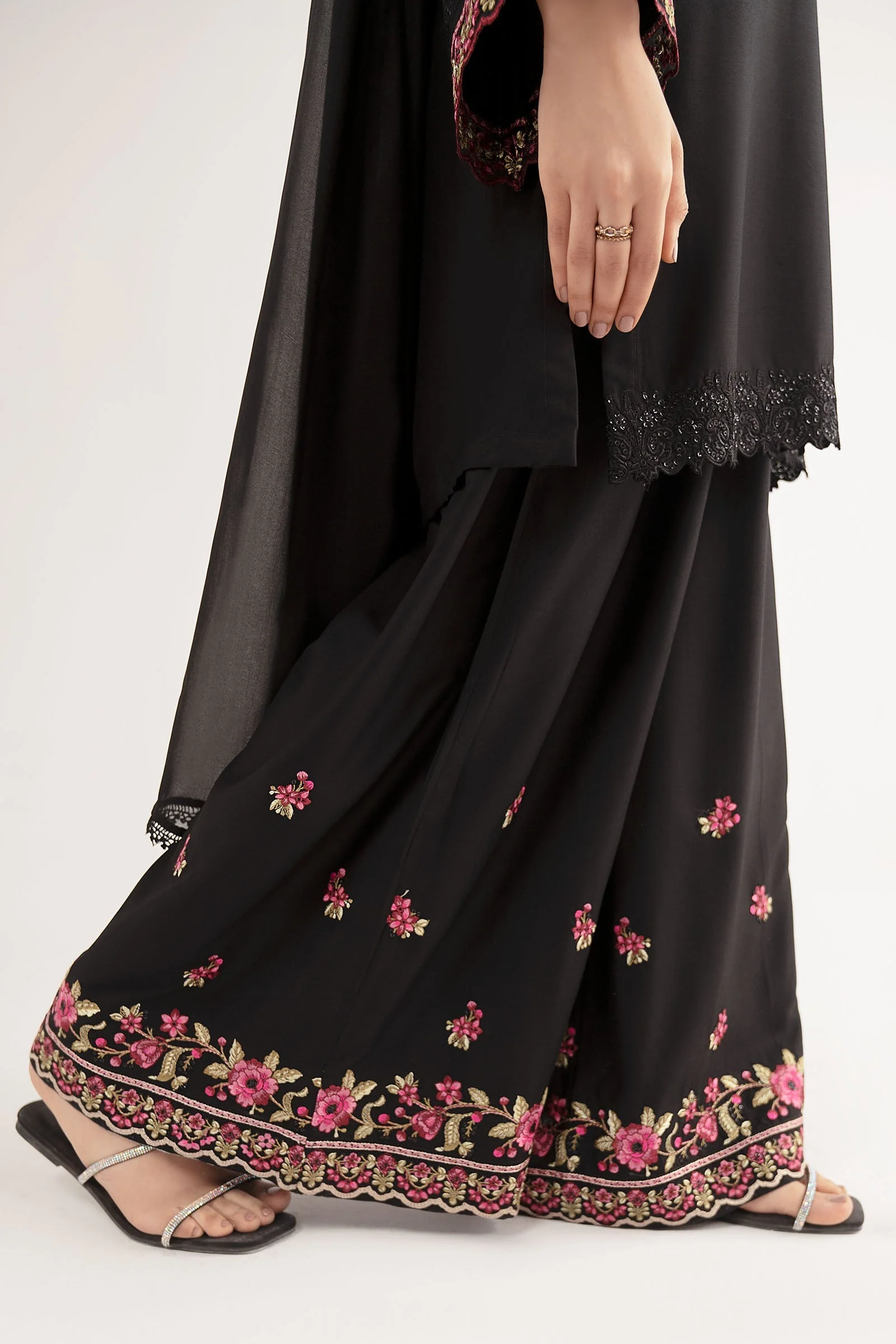 3 Pc Embroidered Arabic Lawn Suit - Image 6