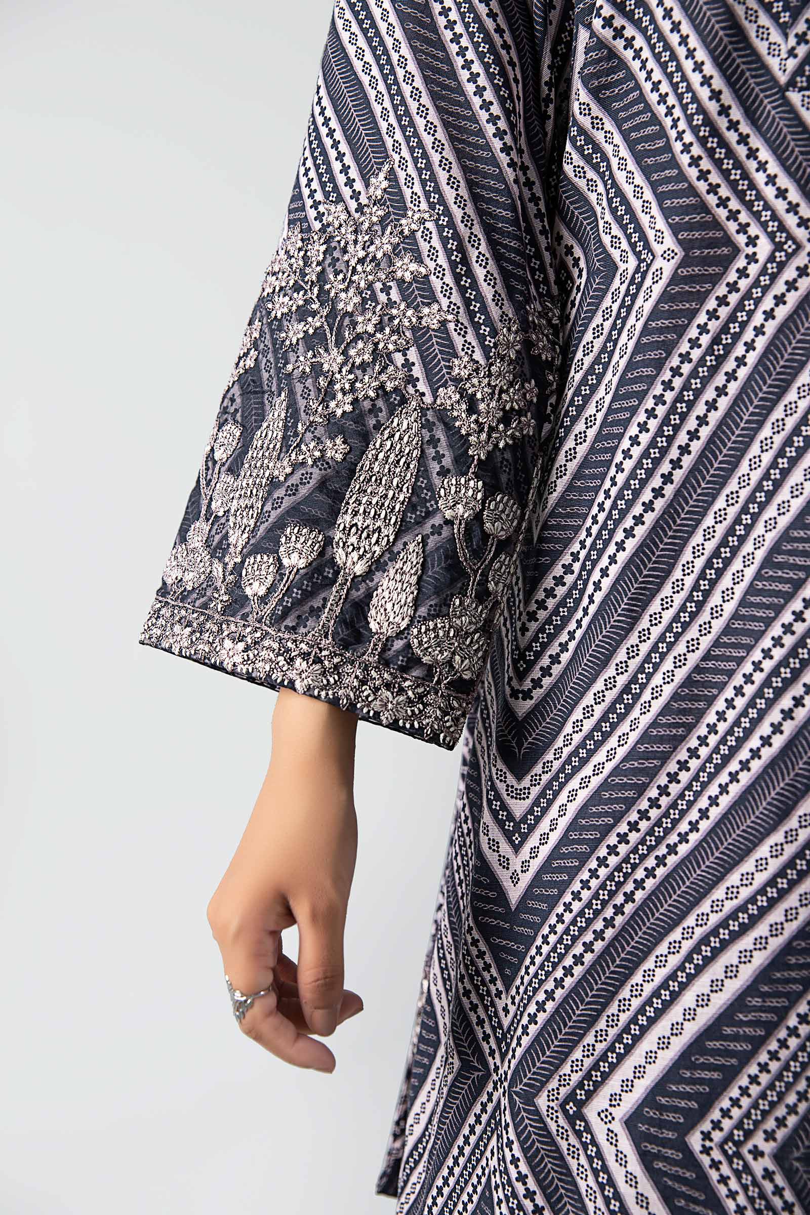 3 Pc Printed Khaddar Suit - Image 5