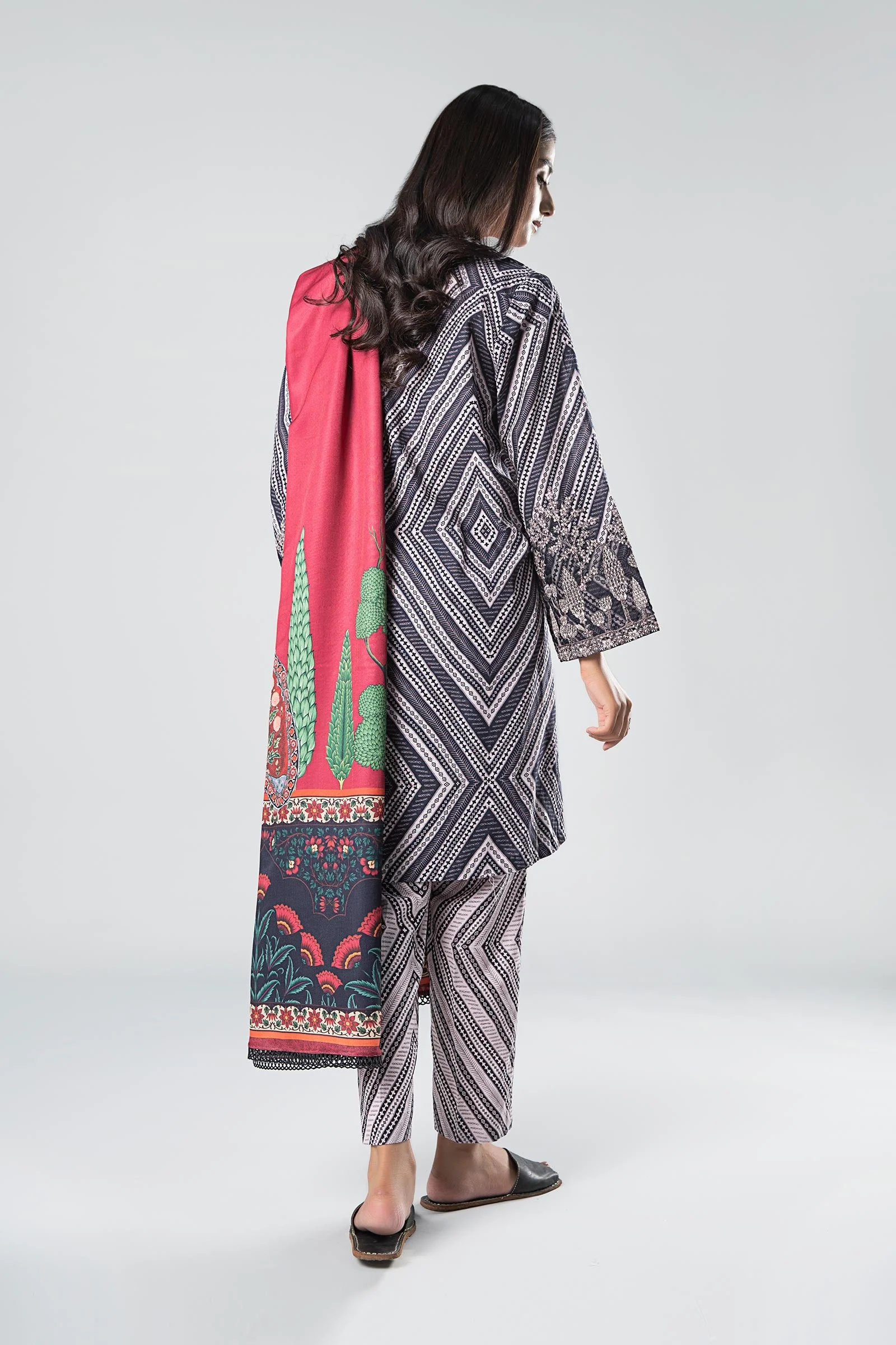 3 Pc Printed Khaddar Suit - Image 7