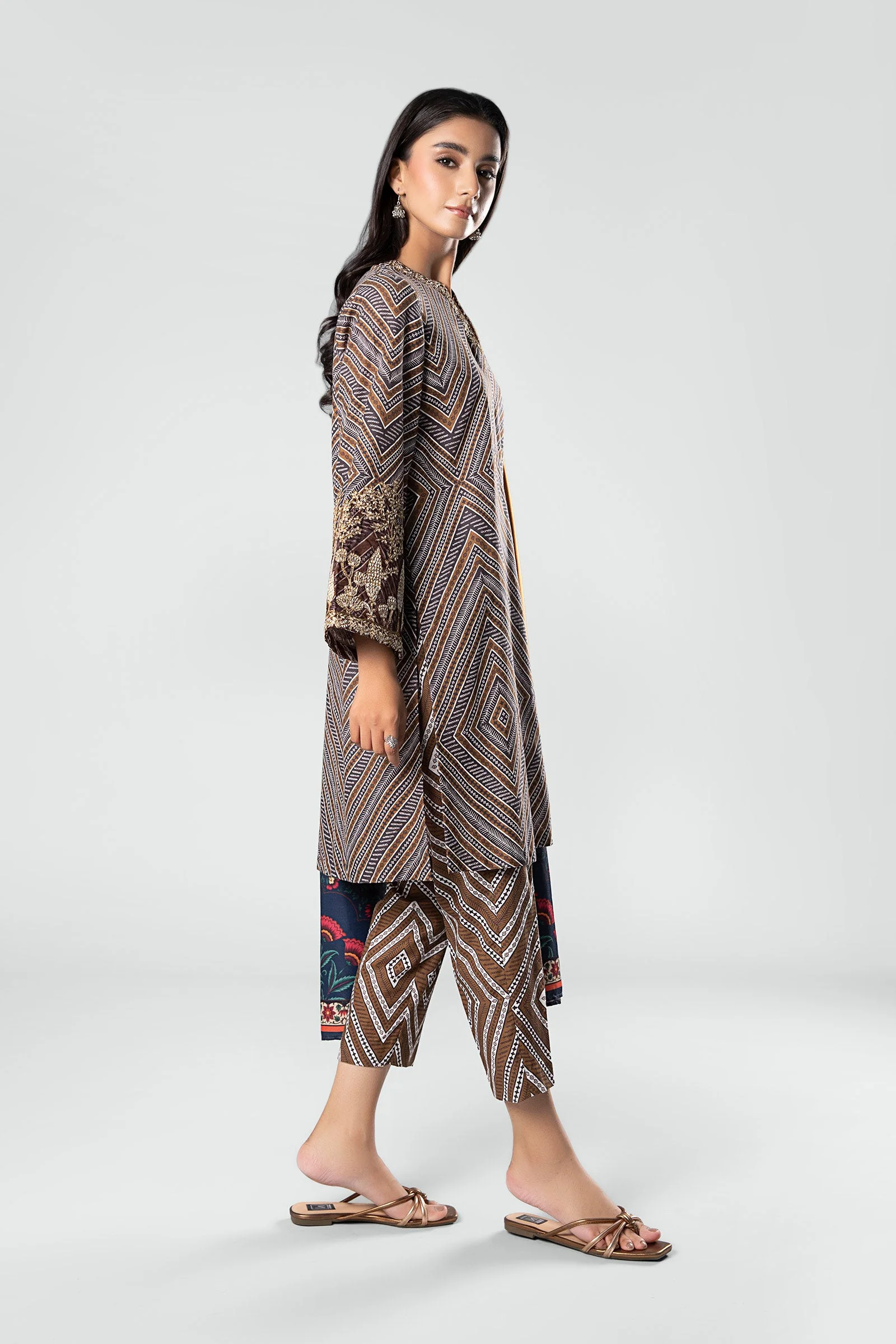3 Pc Printed Khaddar Suit - Image 5