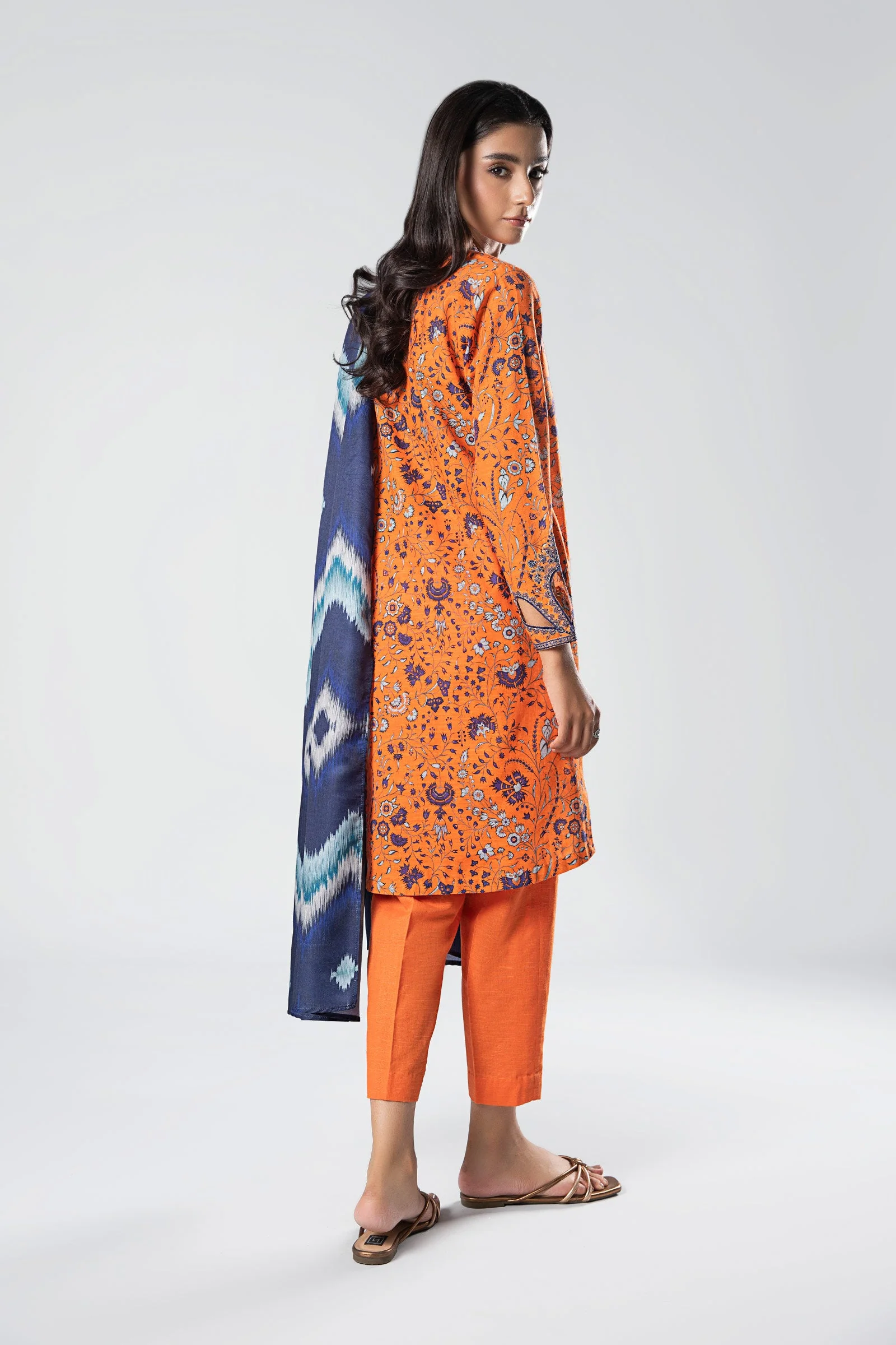 3 Pc Printed Khaddar Suit - Image 5