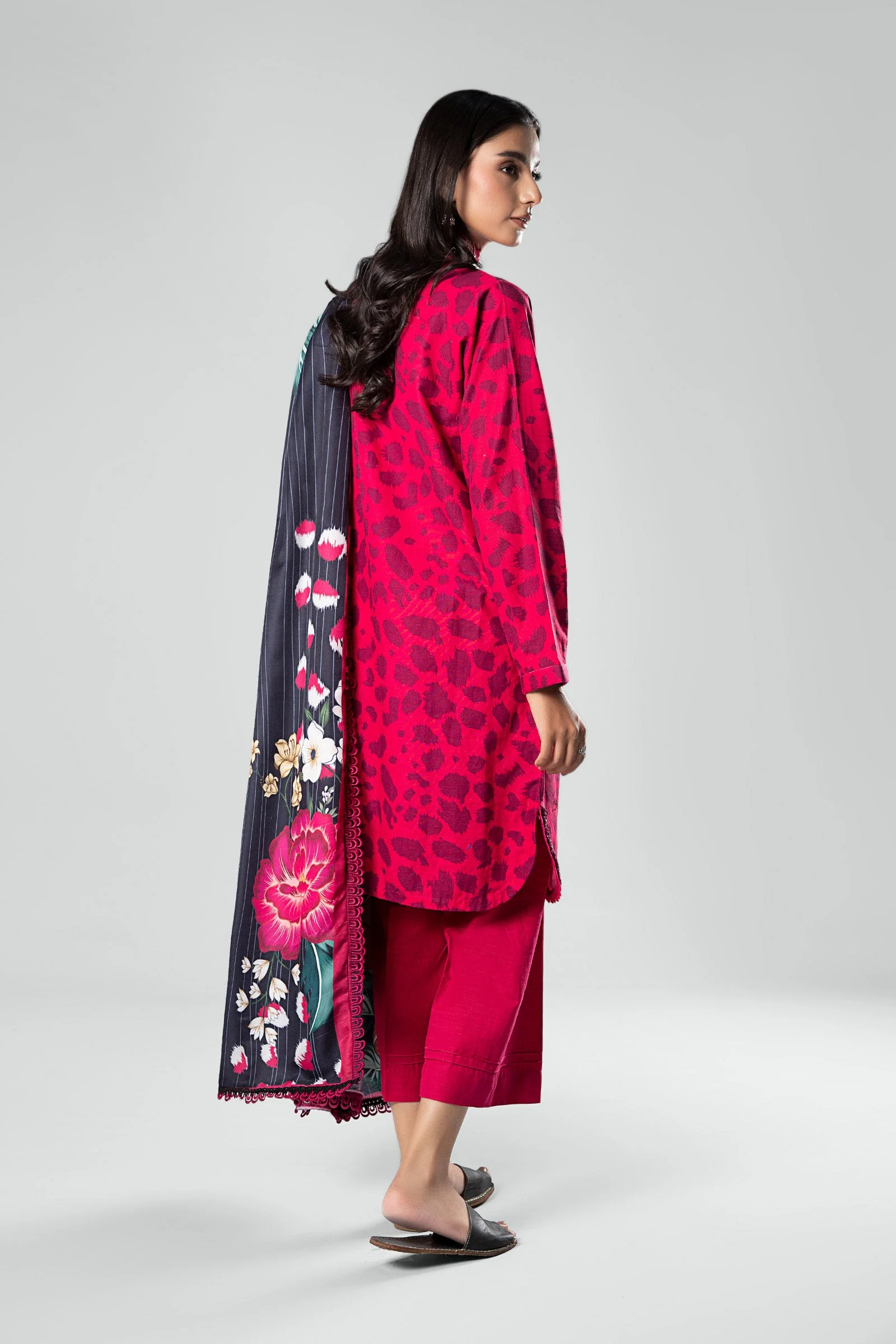 3 Pc Printed Khaddar Suit - Image 7
