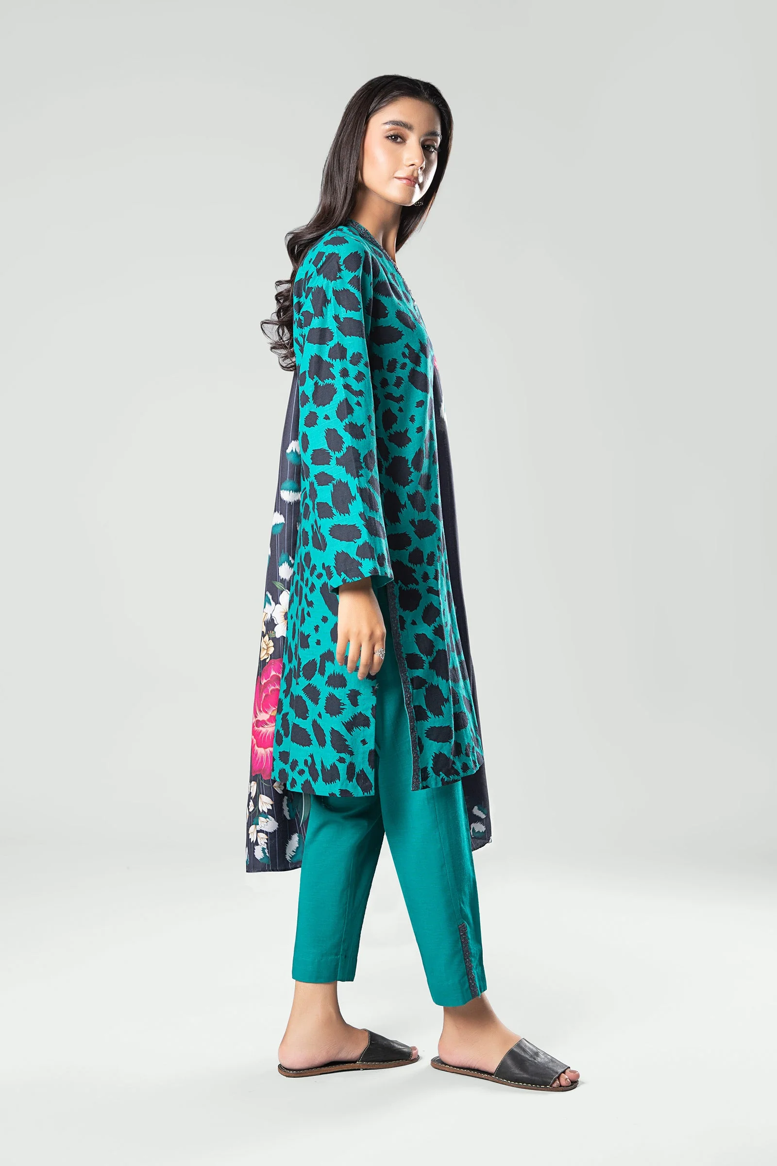 3 Pc Printed Khaddar Suit - Image 6