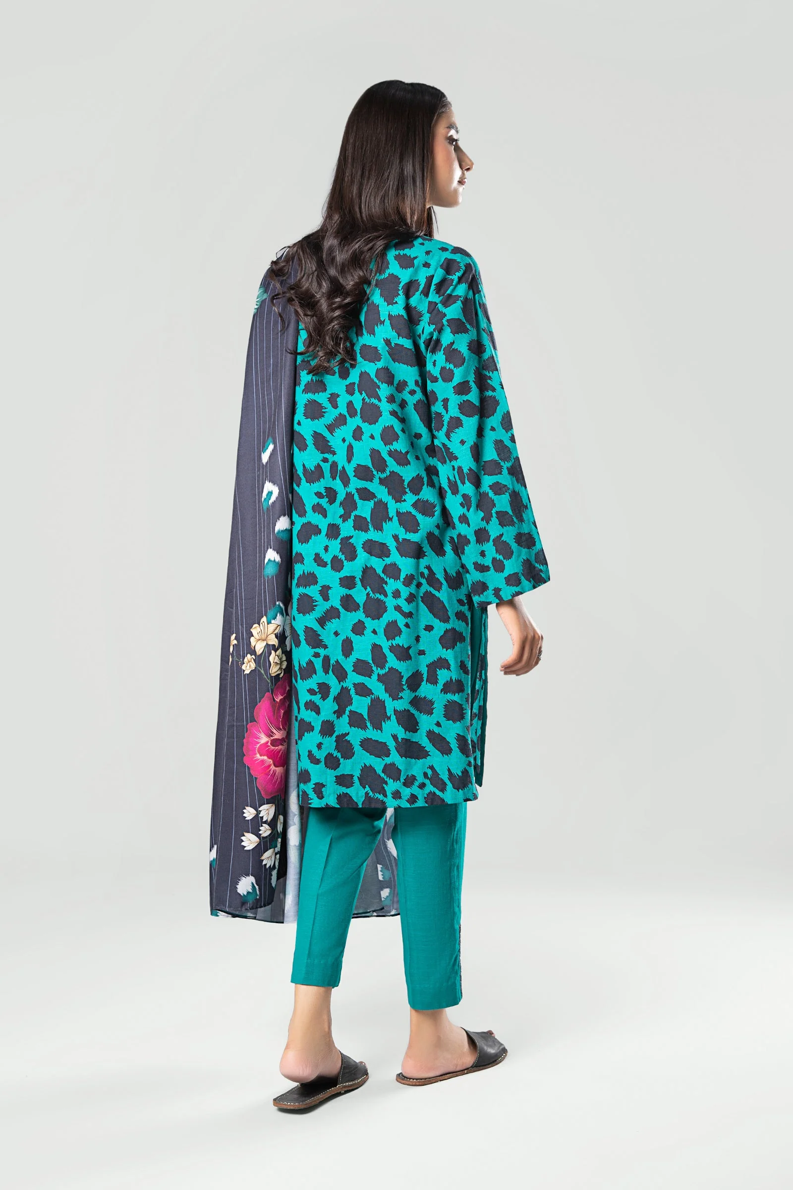 3 Pc Printed Khaddar Suit - Image 7