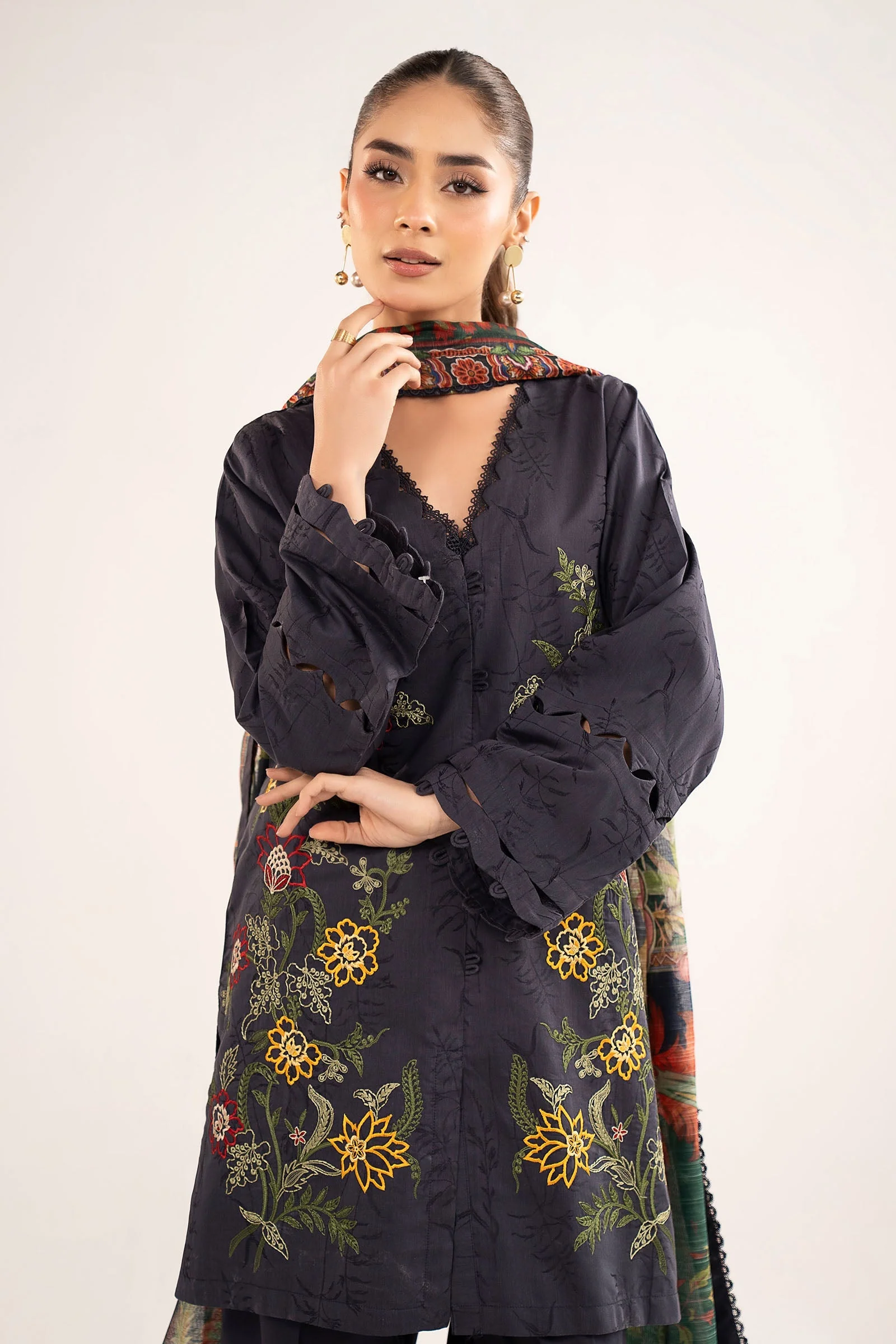 3 Pc Embroidered Viscose Suit - Image 4