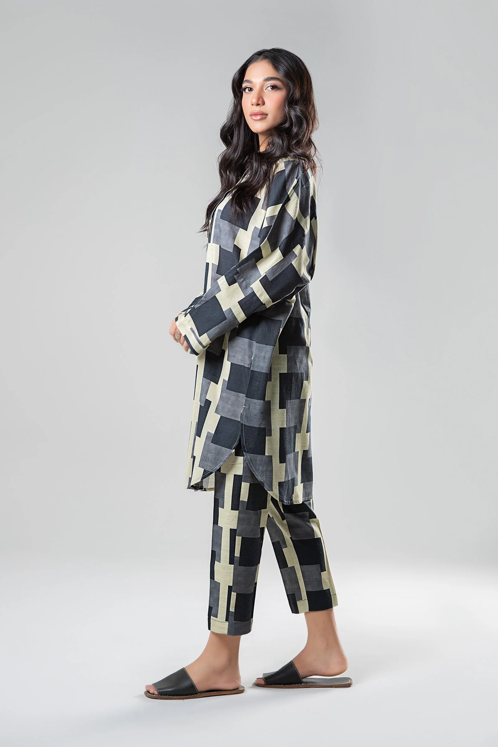 2 Pc Printed Khaddar Suit - Image 6