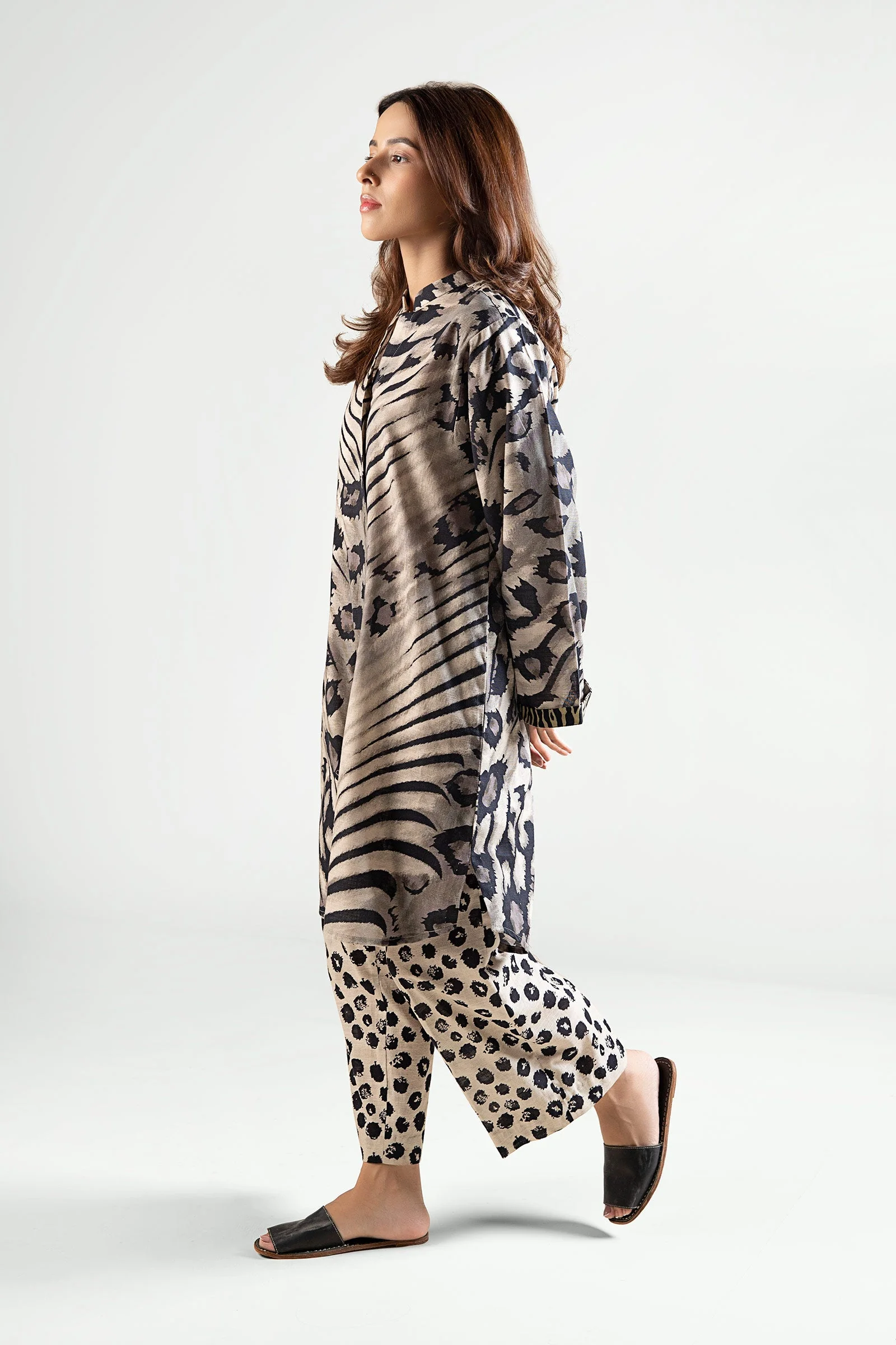 2 Pc Printed Khaddar Suit - Image 4