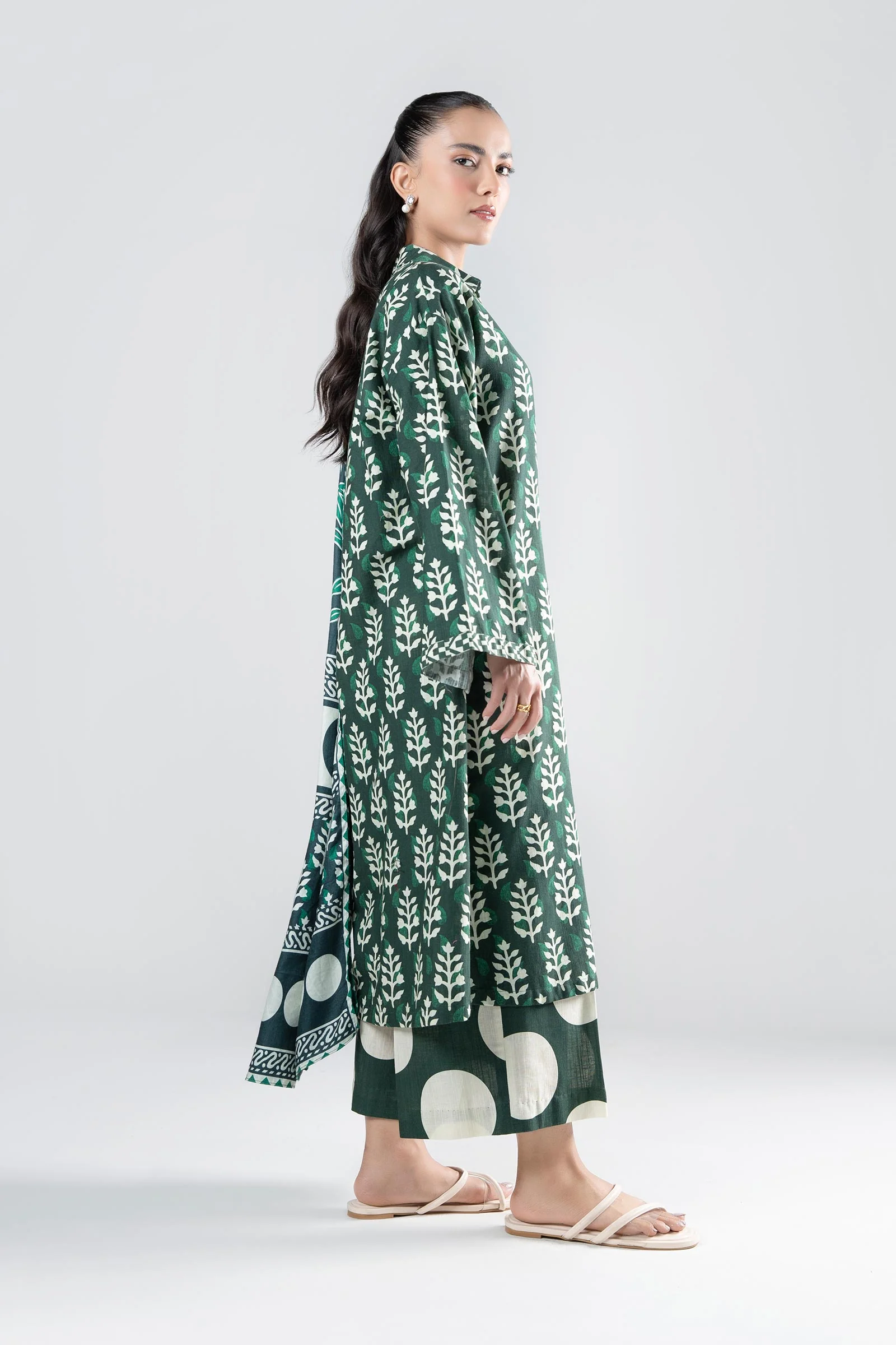 3 Pc Printed Khaddar Suit - Image 5