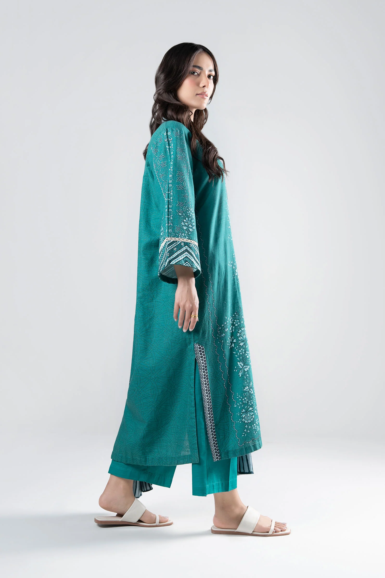 3 Pc Printed Khaddar Suit - Image 5