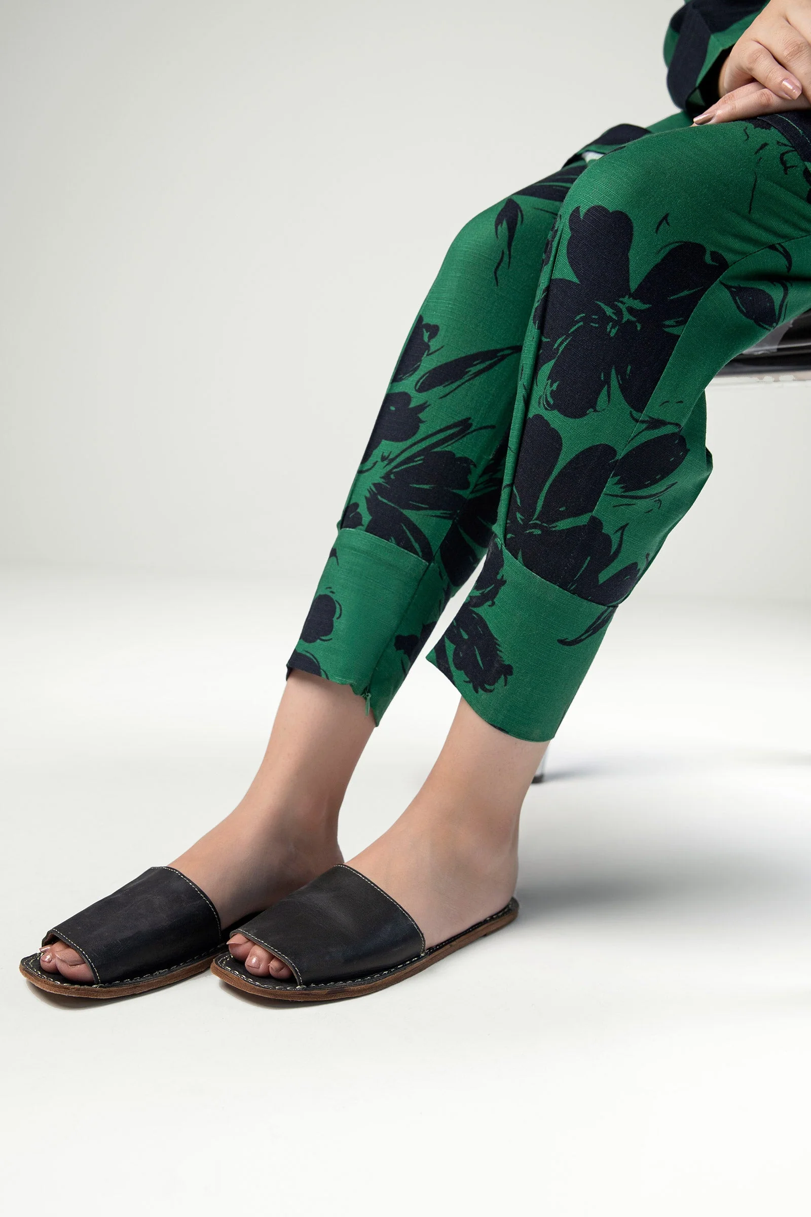 2 Pc Printed Khaddar Suit - Image 7