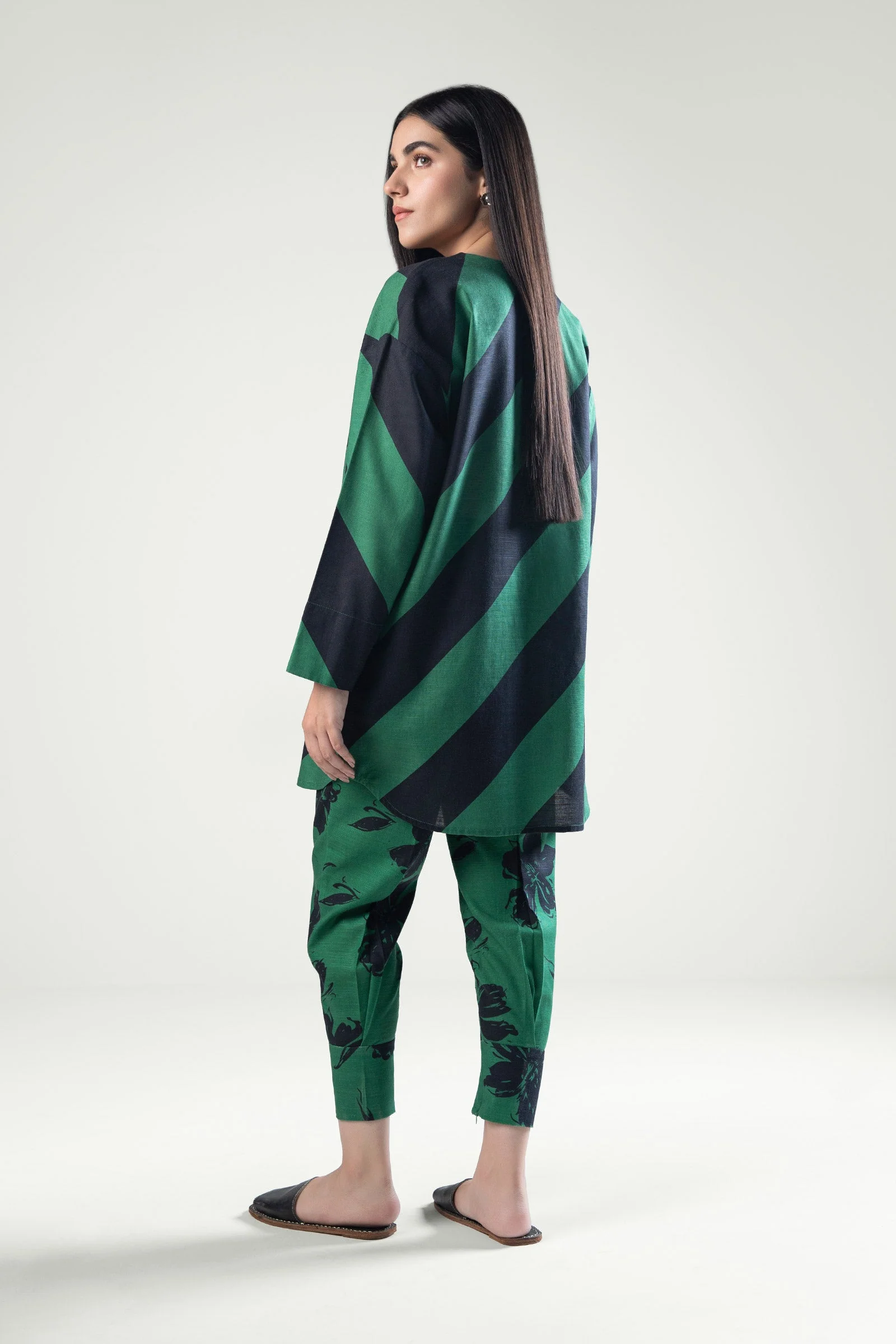 2 Pc Printed Khaddar Suit - Image 8