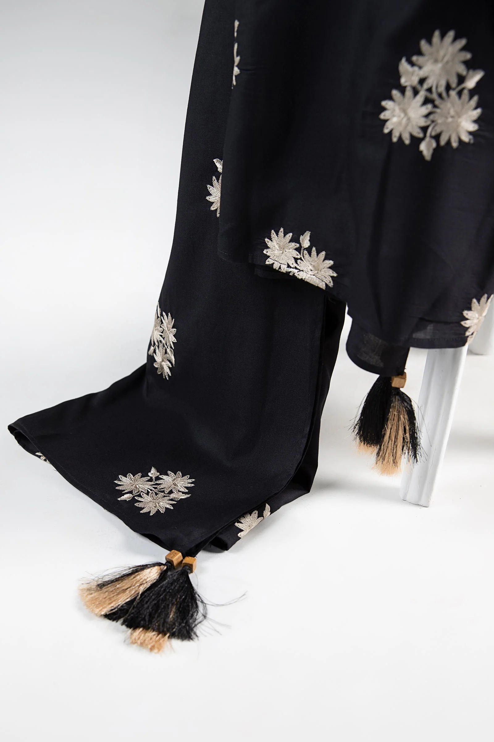 Embroidered Linen Shawl - Image 3