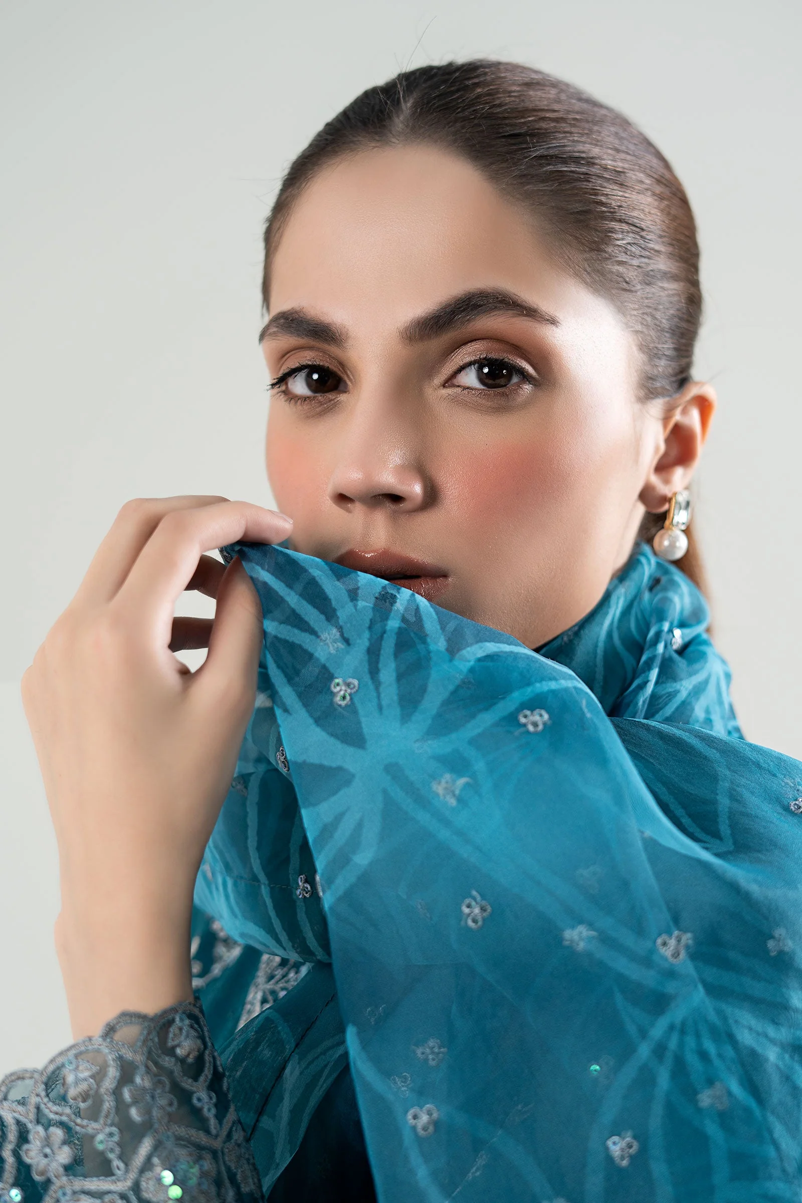 3 Pc Embroidered Karandi Suit - Image 3