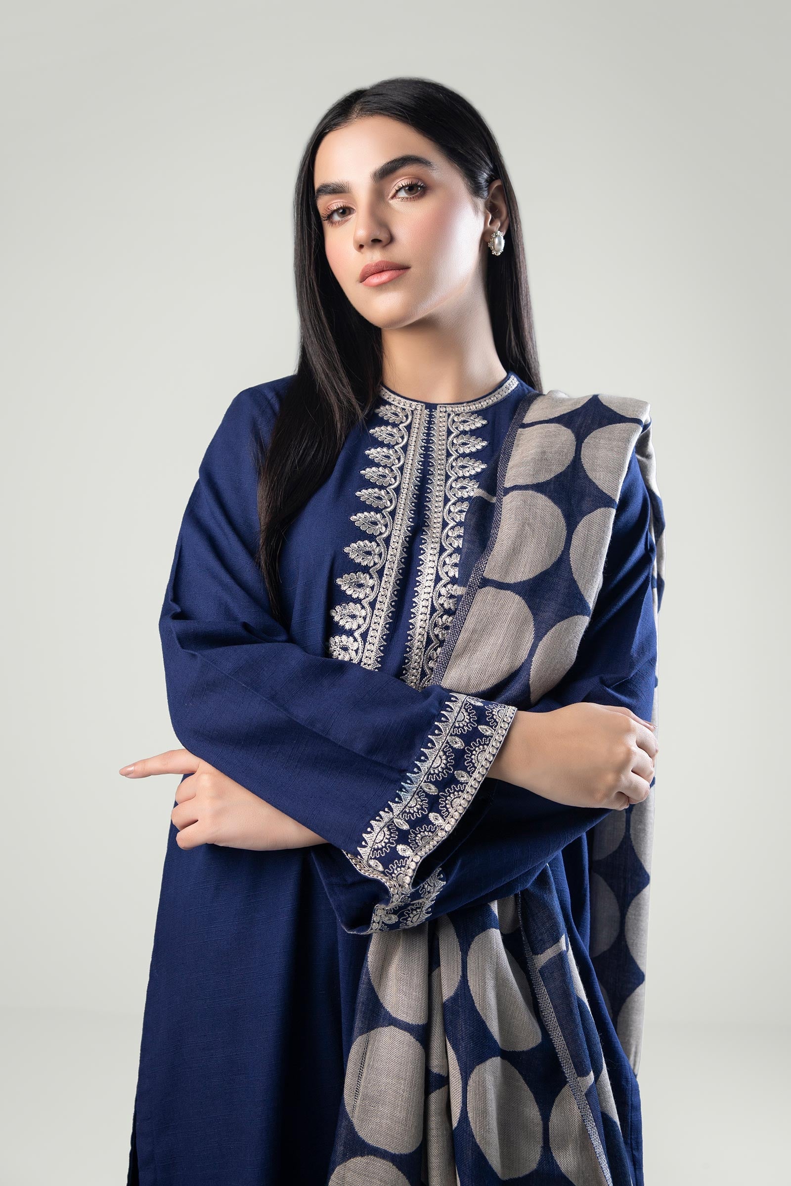 3 Pc Embroidered Khaddar Suit - Image 4