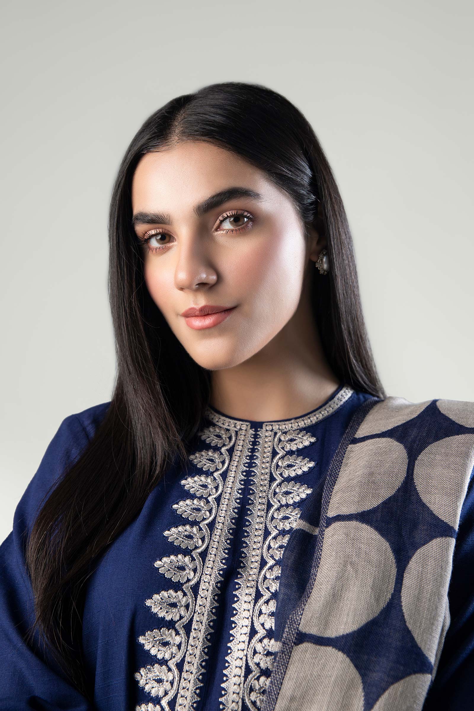 3 Pc Embroidered Khaddar Suit - Image 5