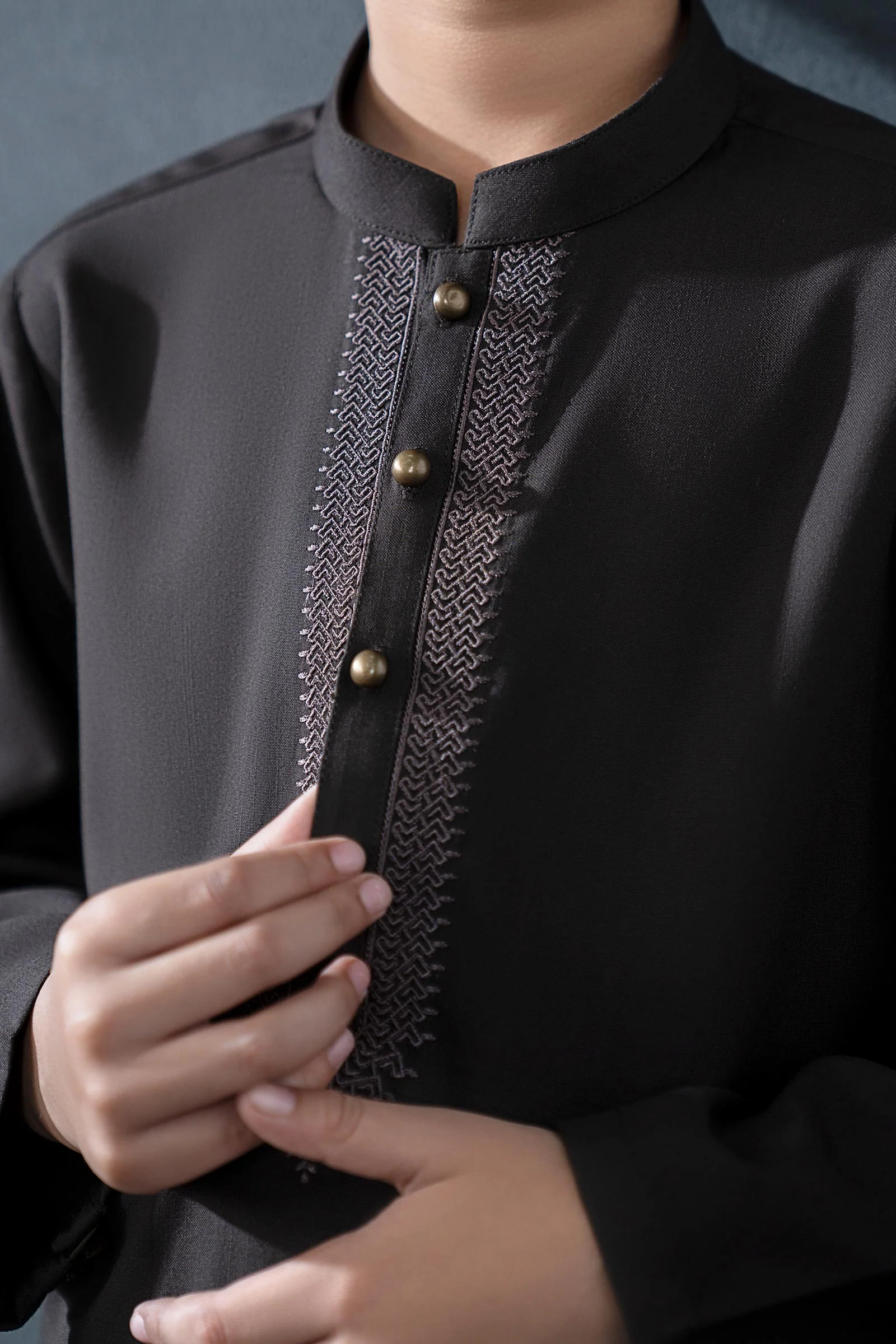 Embroidered Blended Kurta - Image 4