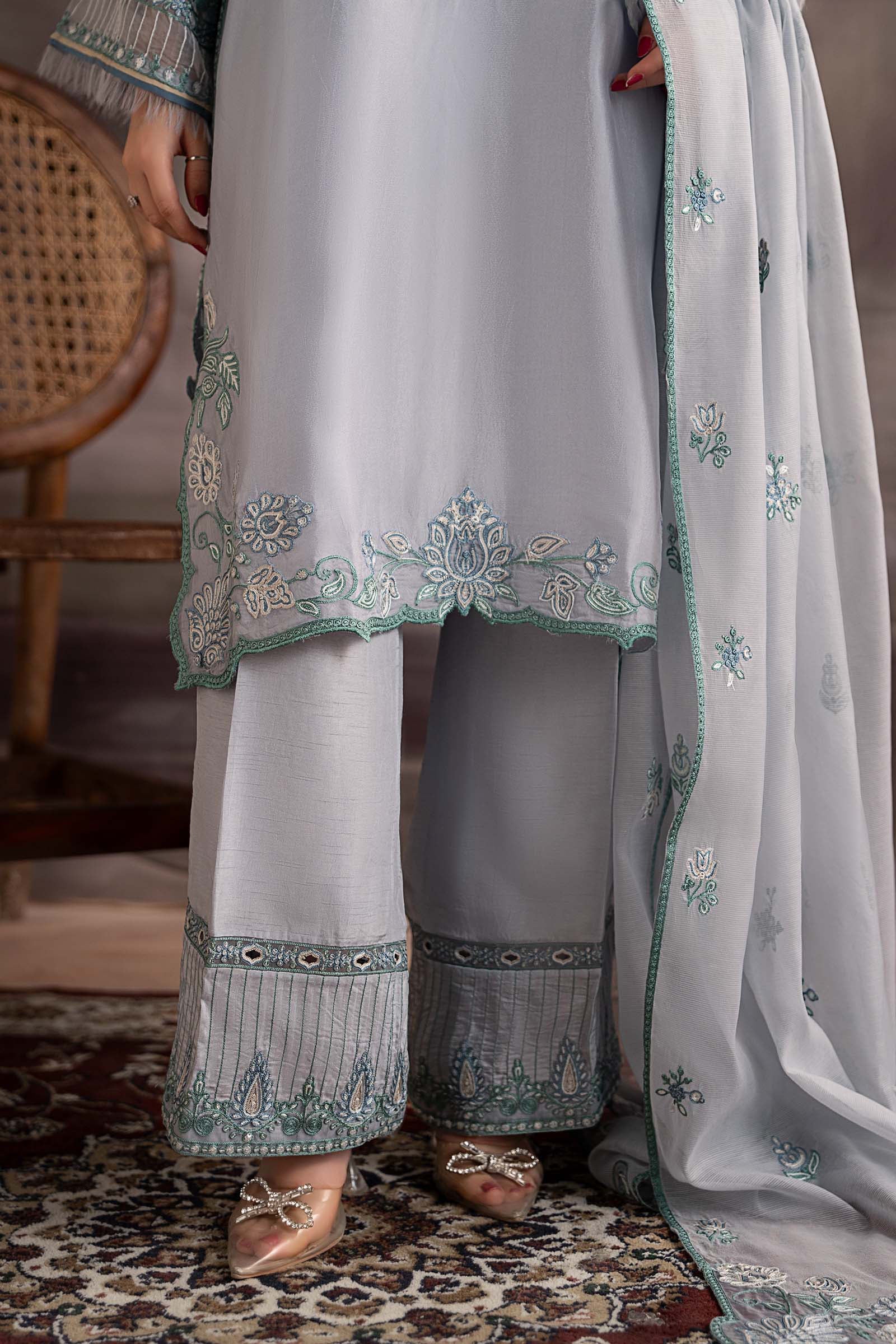 3 Piece Embroidered Tassel Silk Suit - Image 7