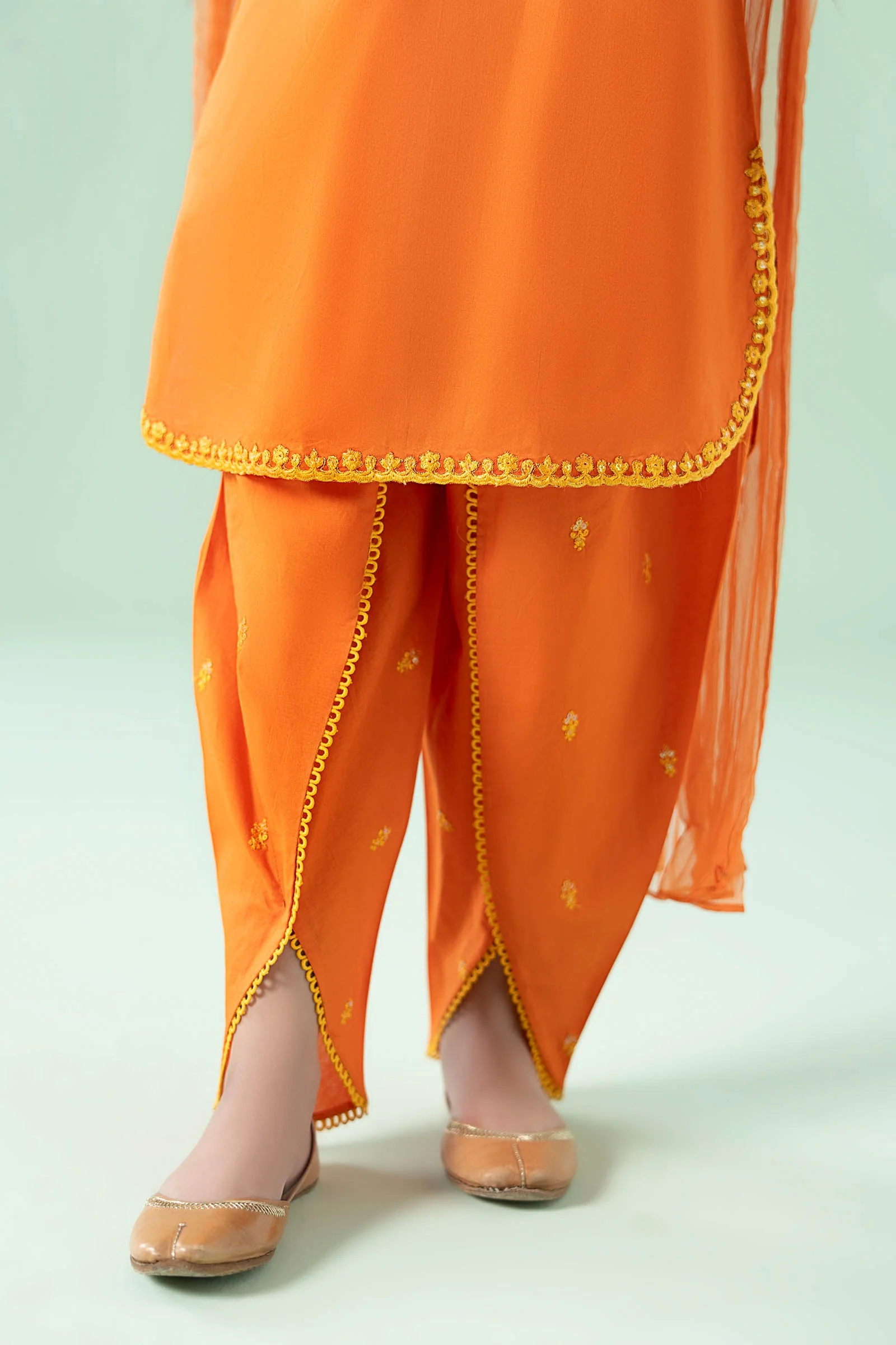 3 Piece Embroidered Lawn Suit - Image 4