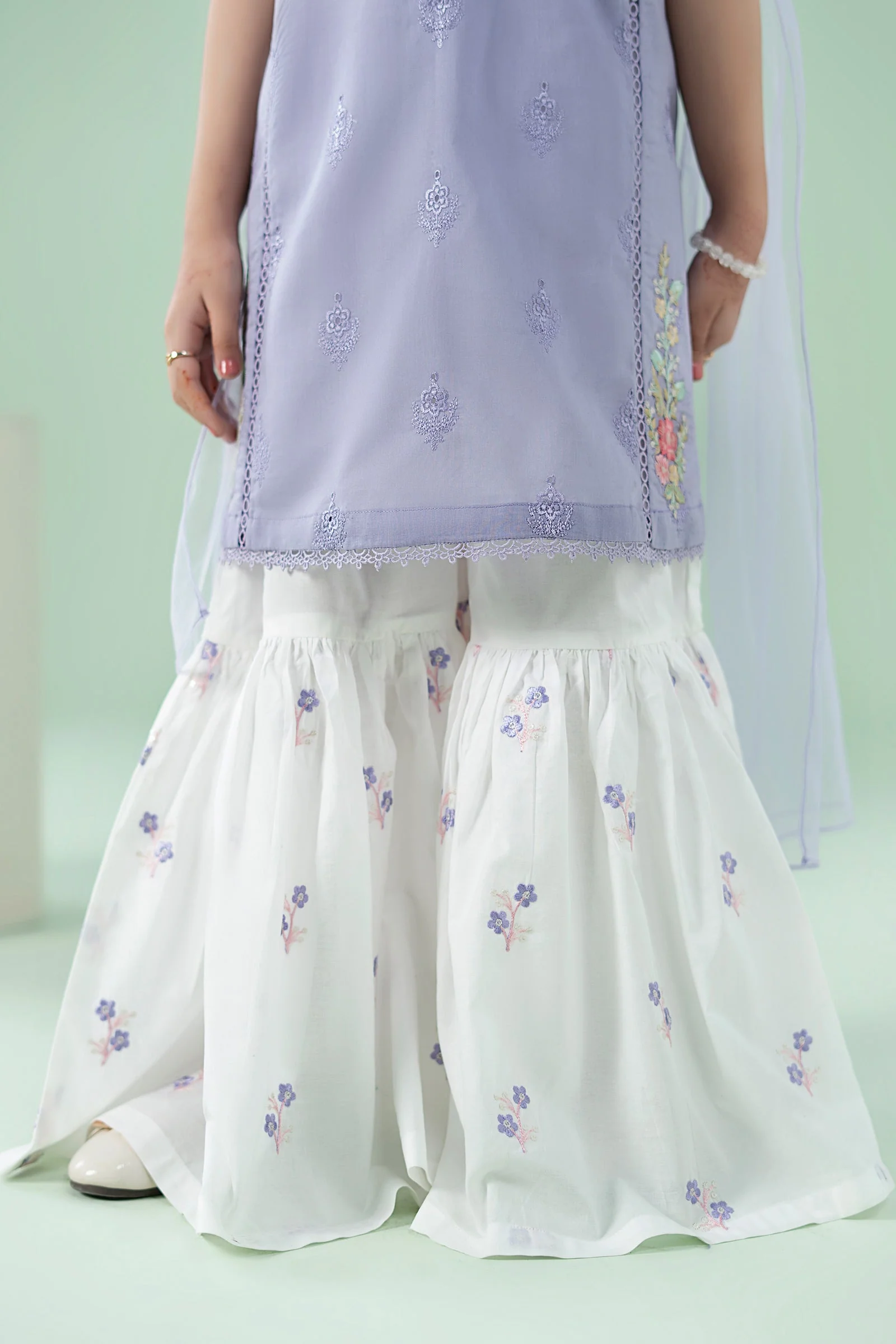 3 Piece Embroidered Lawn Suit - Image 4