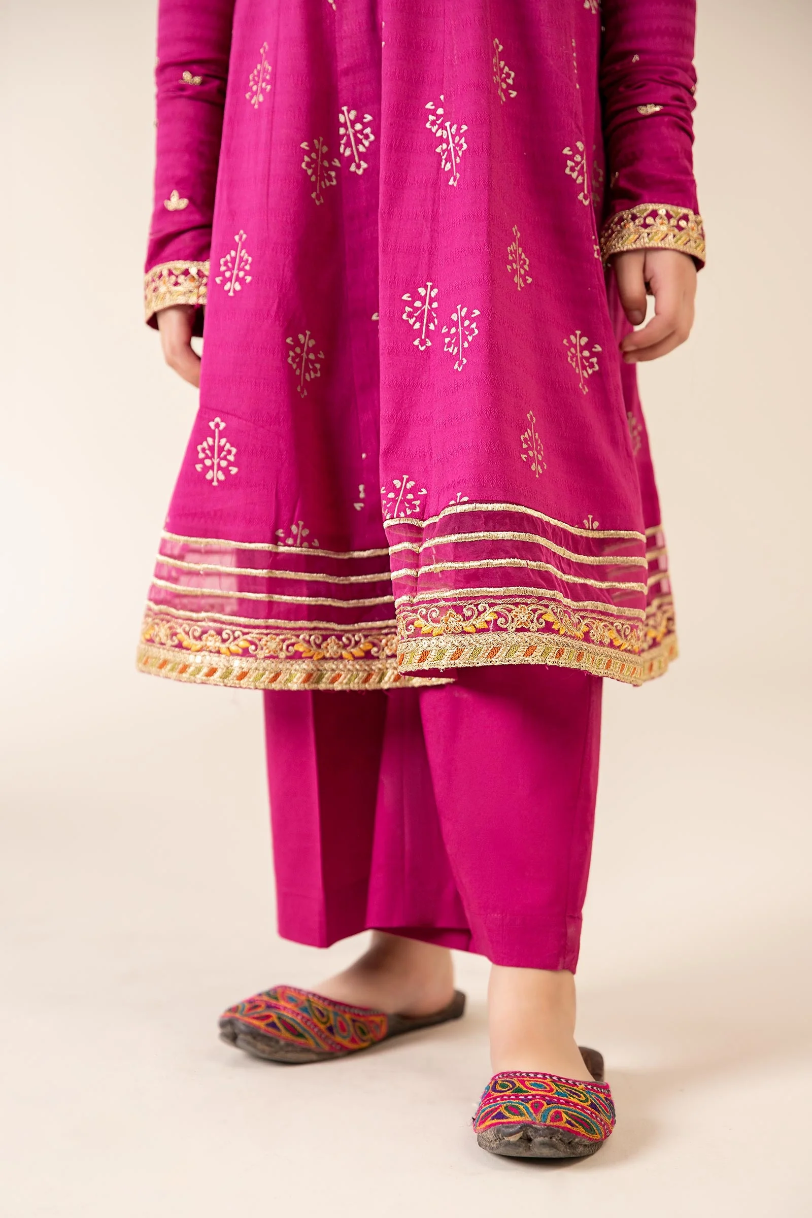 3 Piece Embroidered Lawn Suit - Image 4